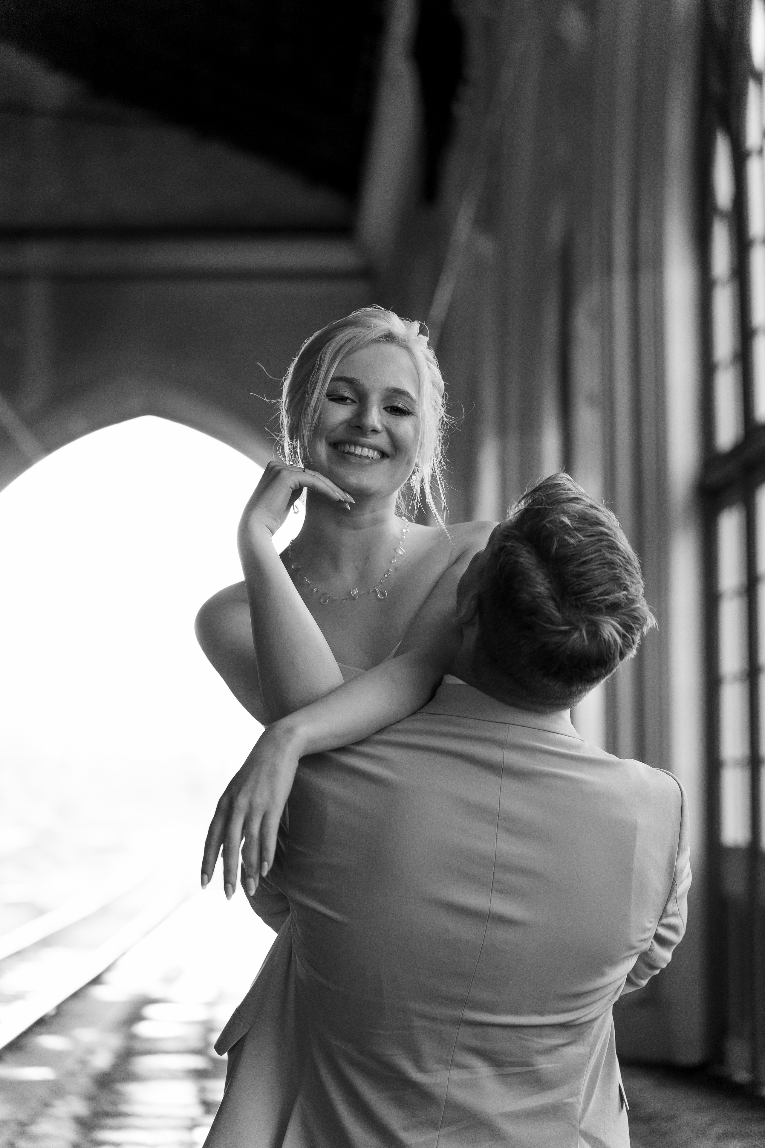 Свадьба в Санкт-Петербурге, фотосессия на прогулке, Крупный портрет невесты на плече у жениха.