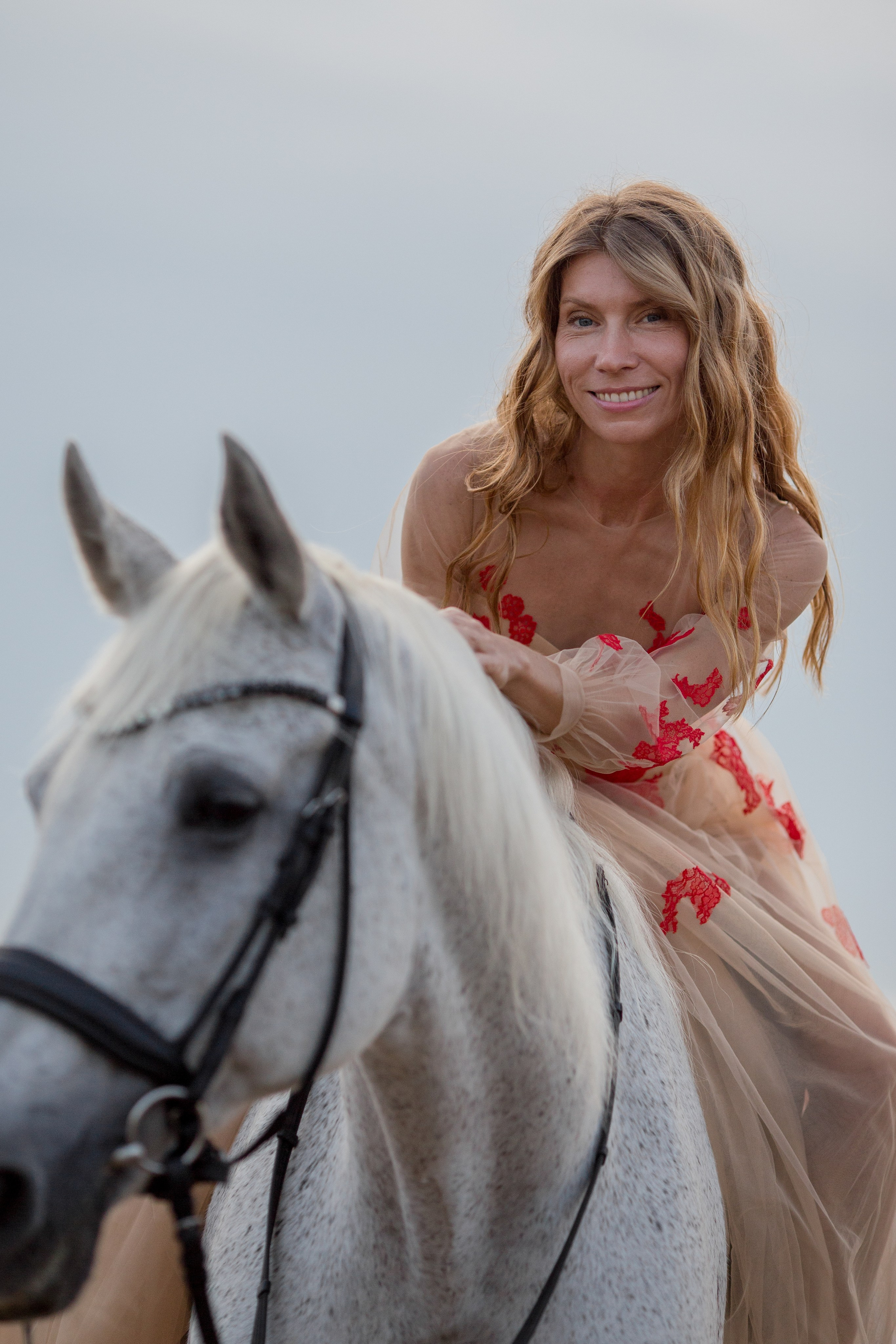 Закатная фотосессия с лошадью на Финском заливе