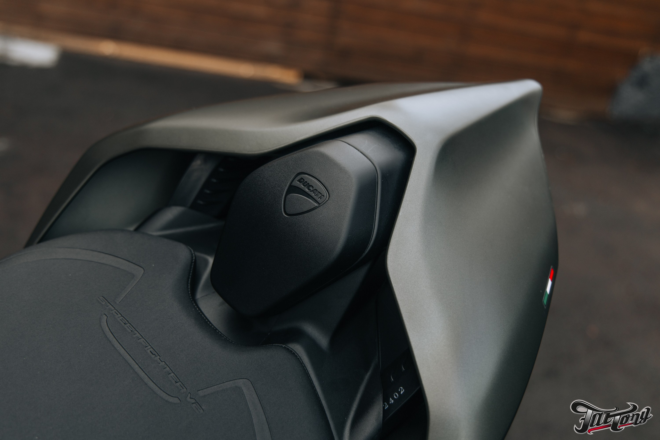 Ducati Streetfighter V2 окрас деталей в красный кэнди и черный мат. DeLorein