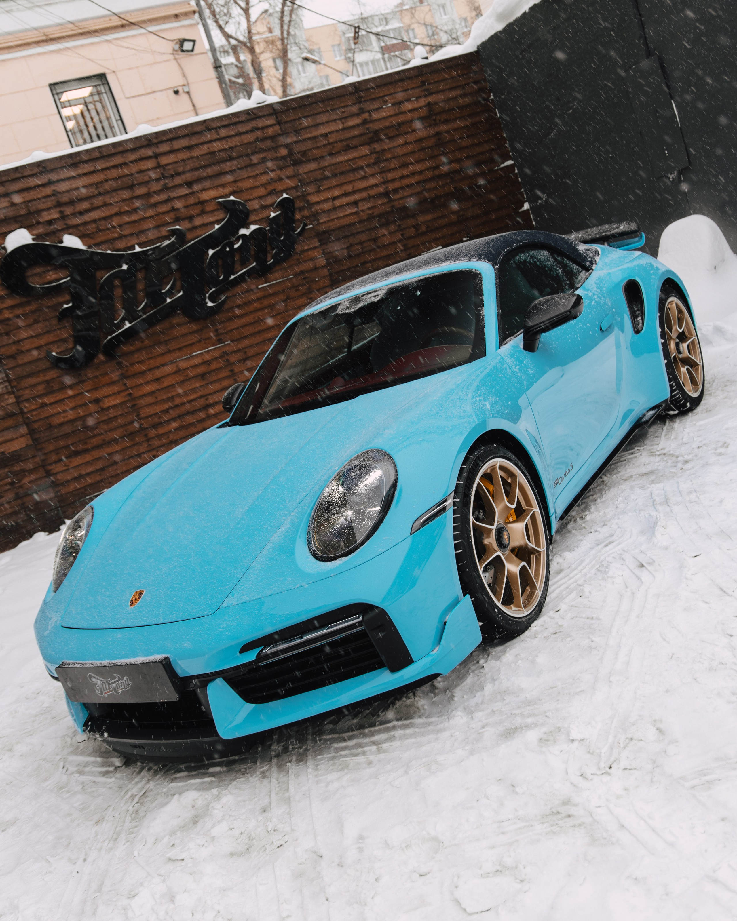 Porsche 911 оклейка в голубой полиуритан с проемами. DeLorein