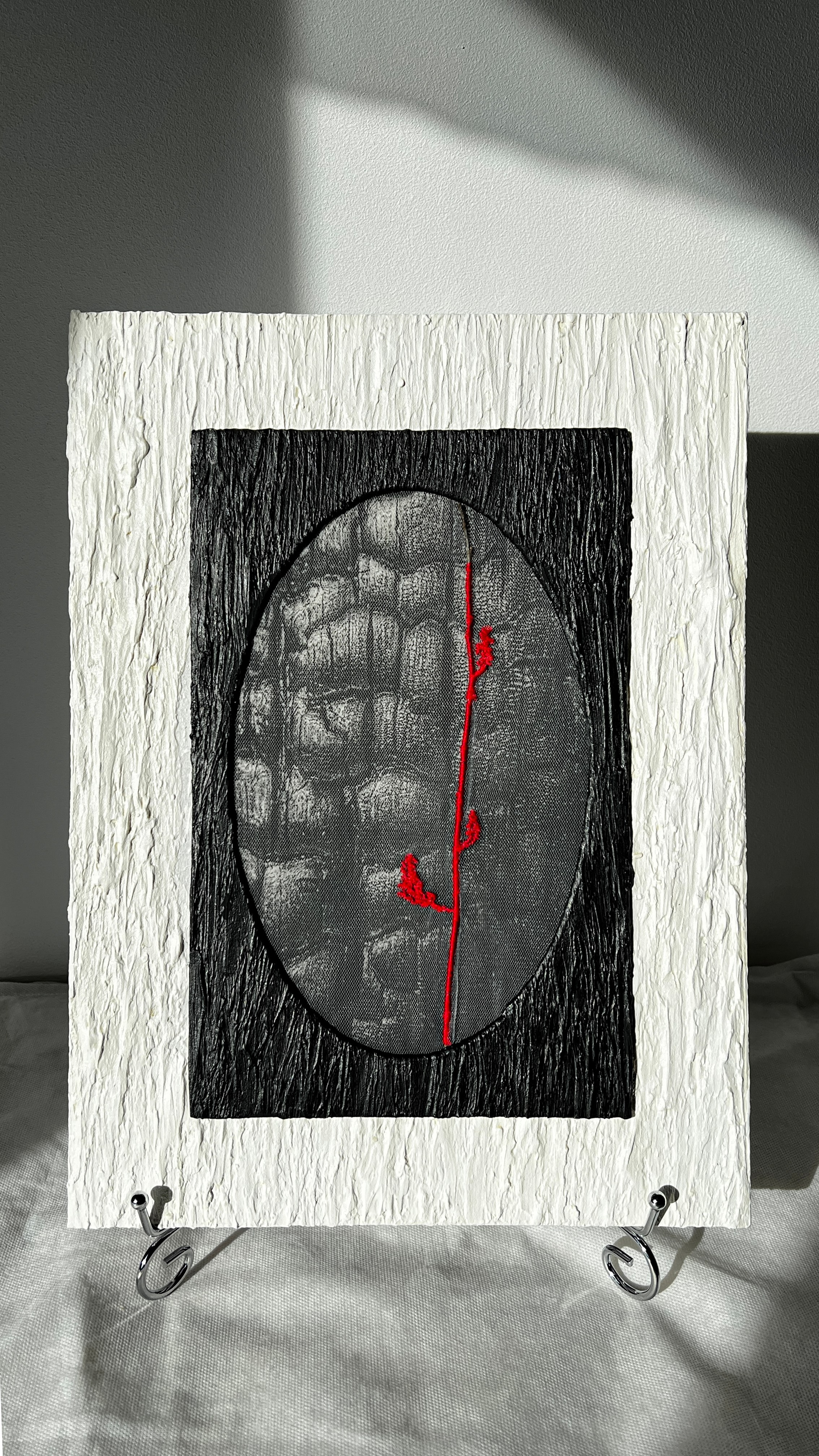 2026 год. Размер: 30 × 40 см. Техника: смешанная. Материалы: чёрно-белая фотоплёнка, печать на кальке, акварельная бумага, фатин, нить для вышивания, картон, оргалит, текстурная паста, акриловая краска, лессирующий воск. Цена по запросу