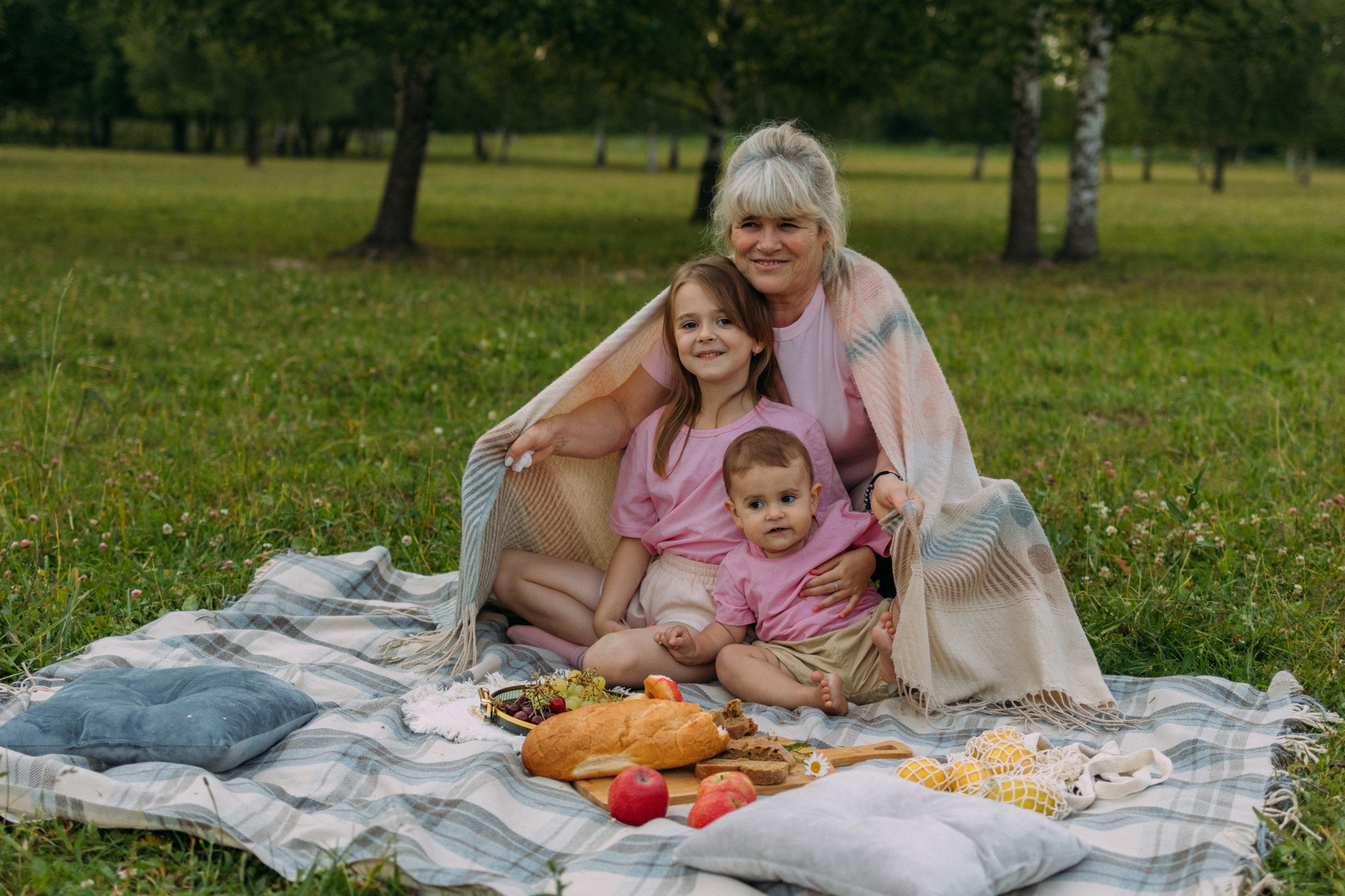 Бабушка с внуками. Фотограф Ирина Панина