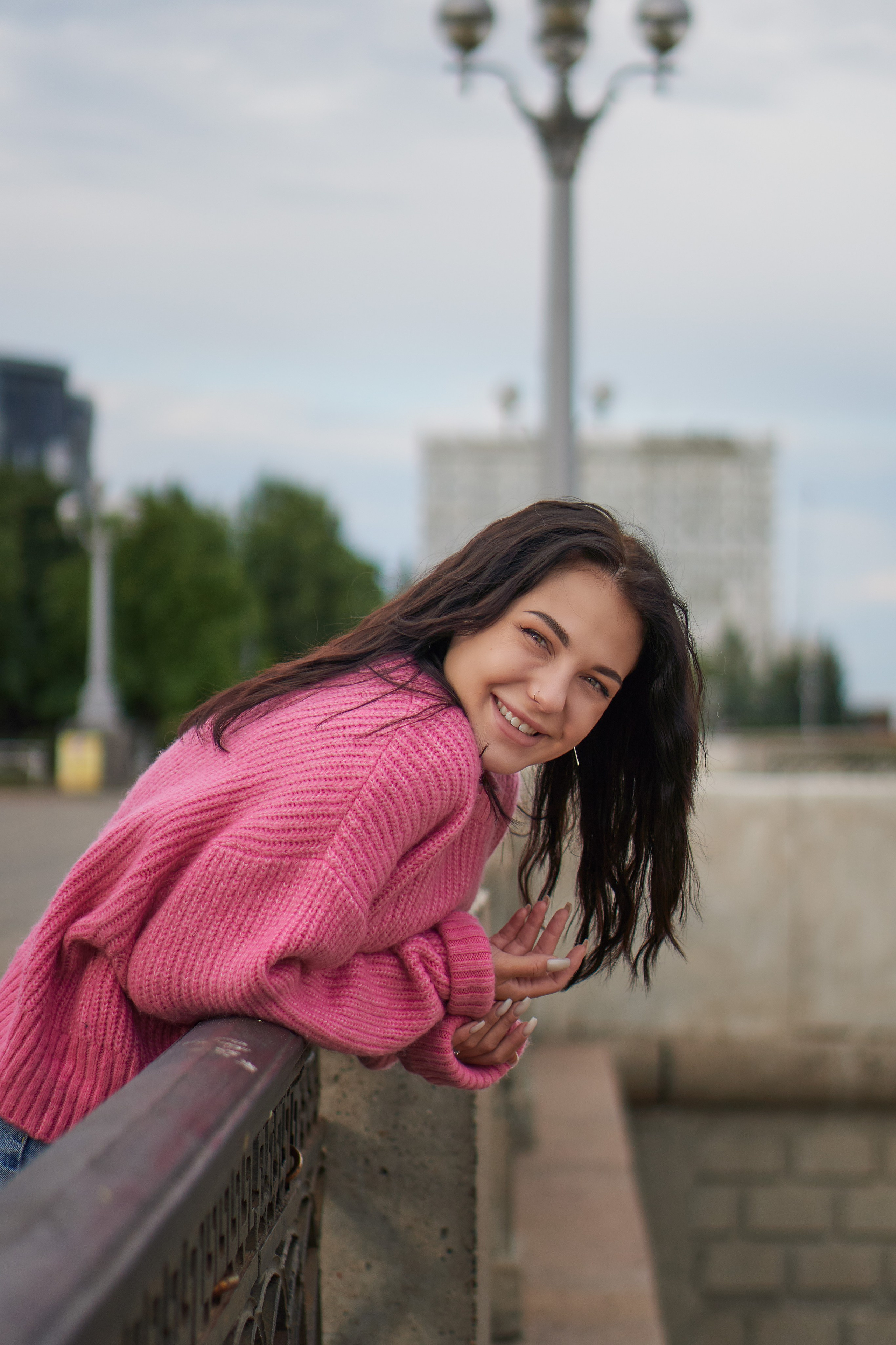 Смеющаяся девушка на набережной реки Волга в Самаре