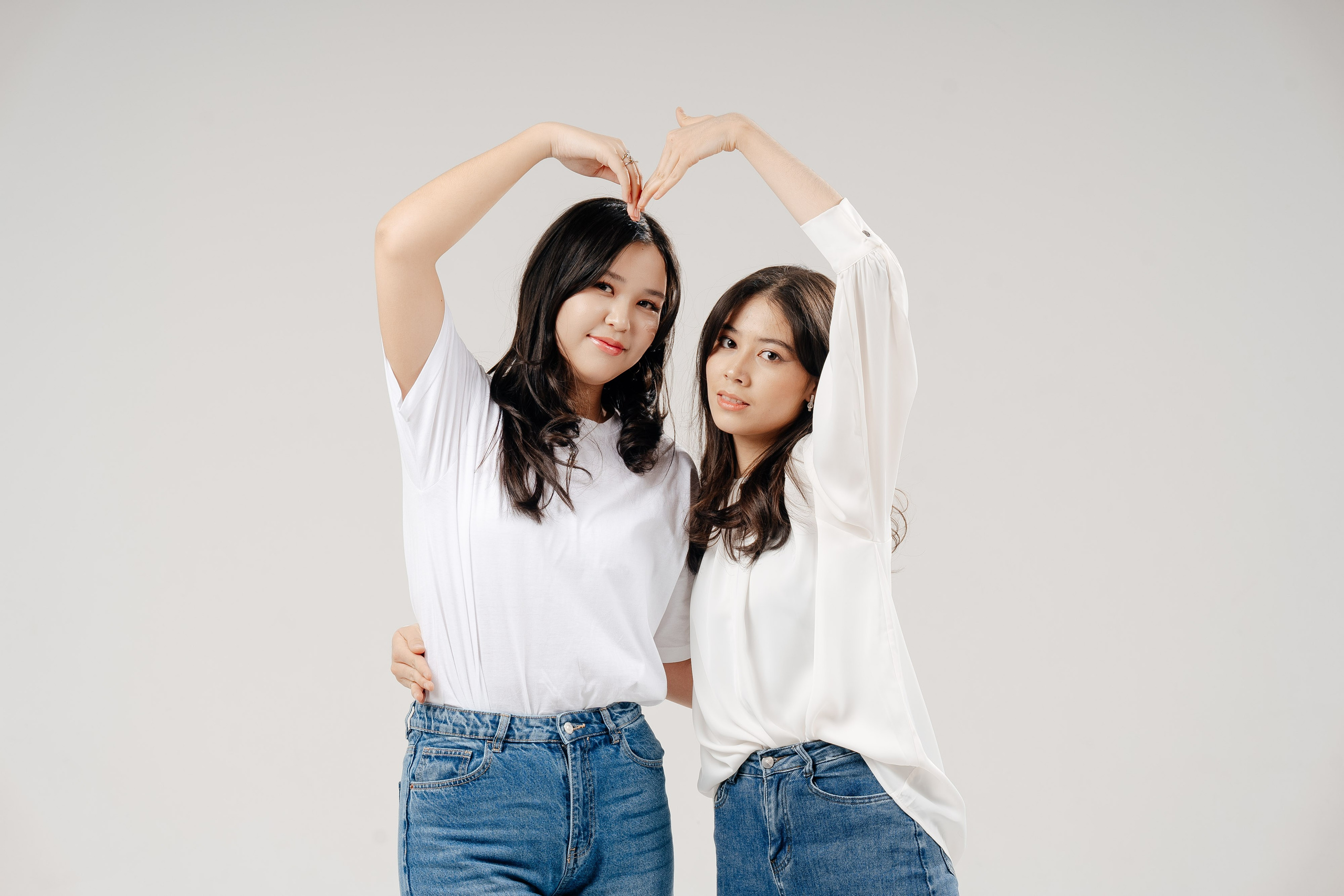 По двое. Выпускные альбомы в Нур-Султане (Астана) и по всему Казахстану