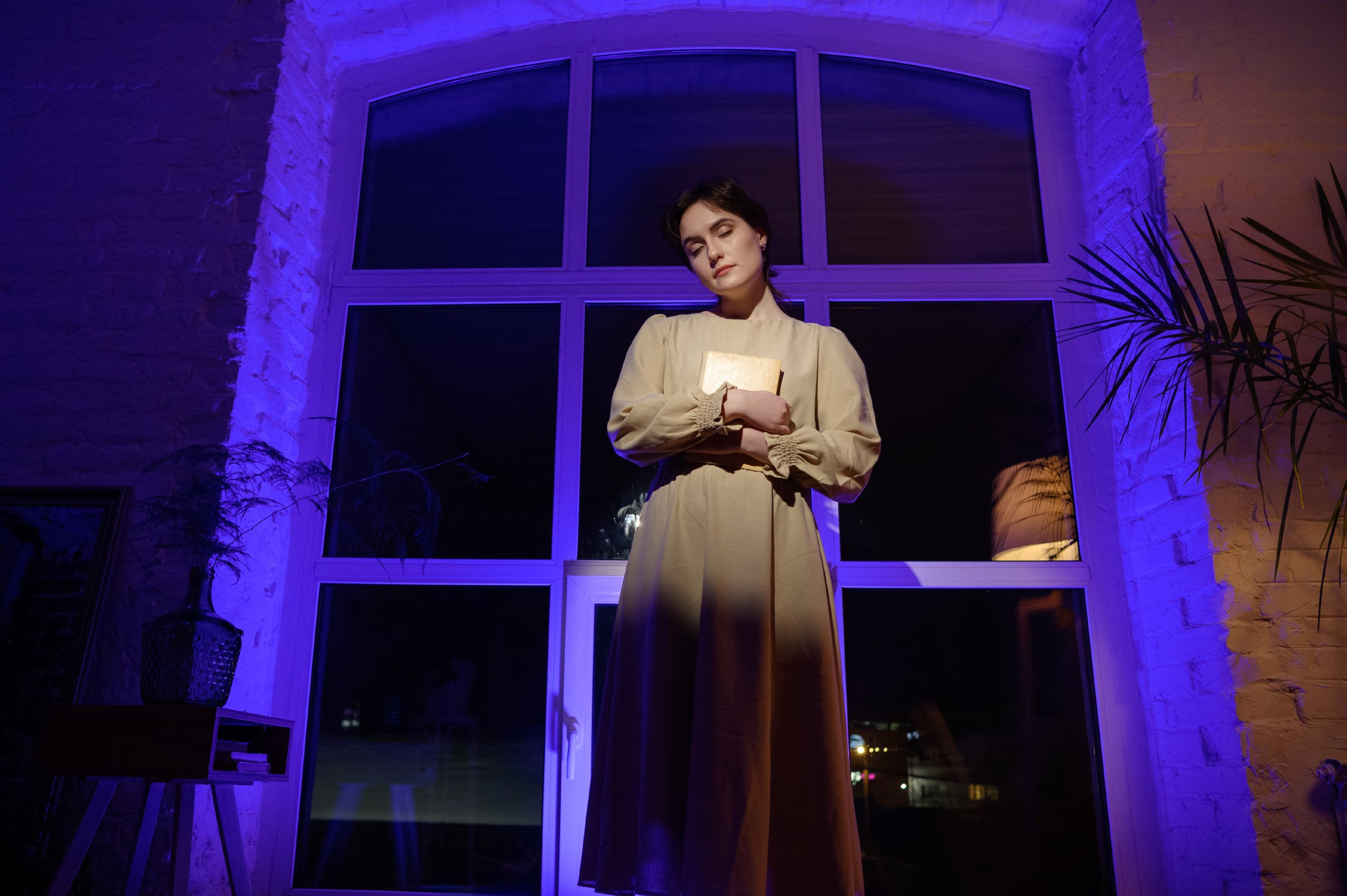 Фотосессия с неоновым светом в интерьере