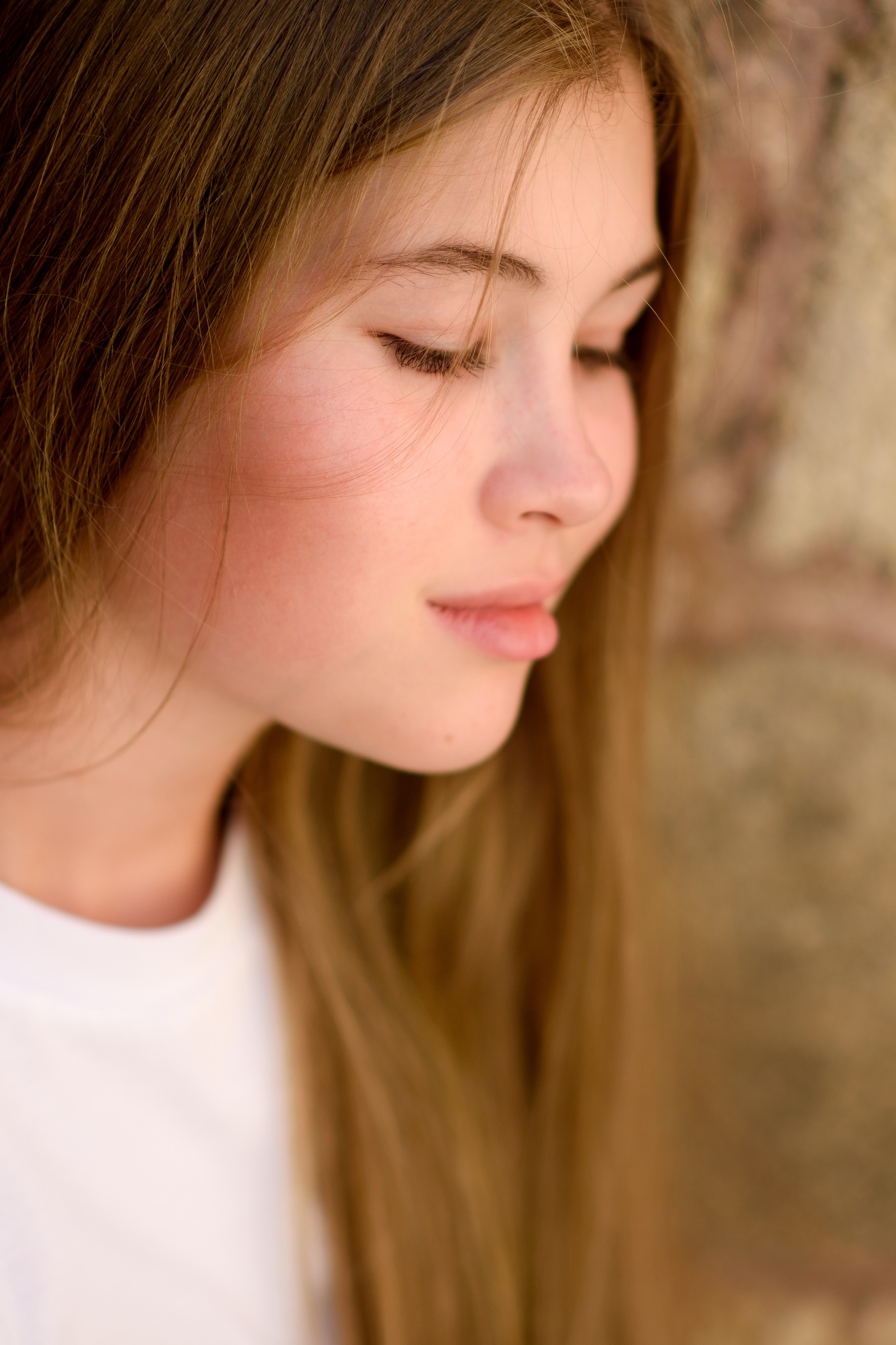 Фотосессия девочки подростка в старом городе. Главная