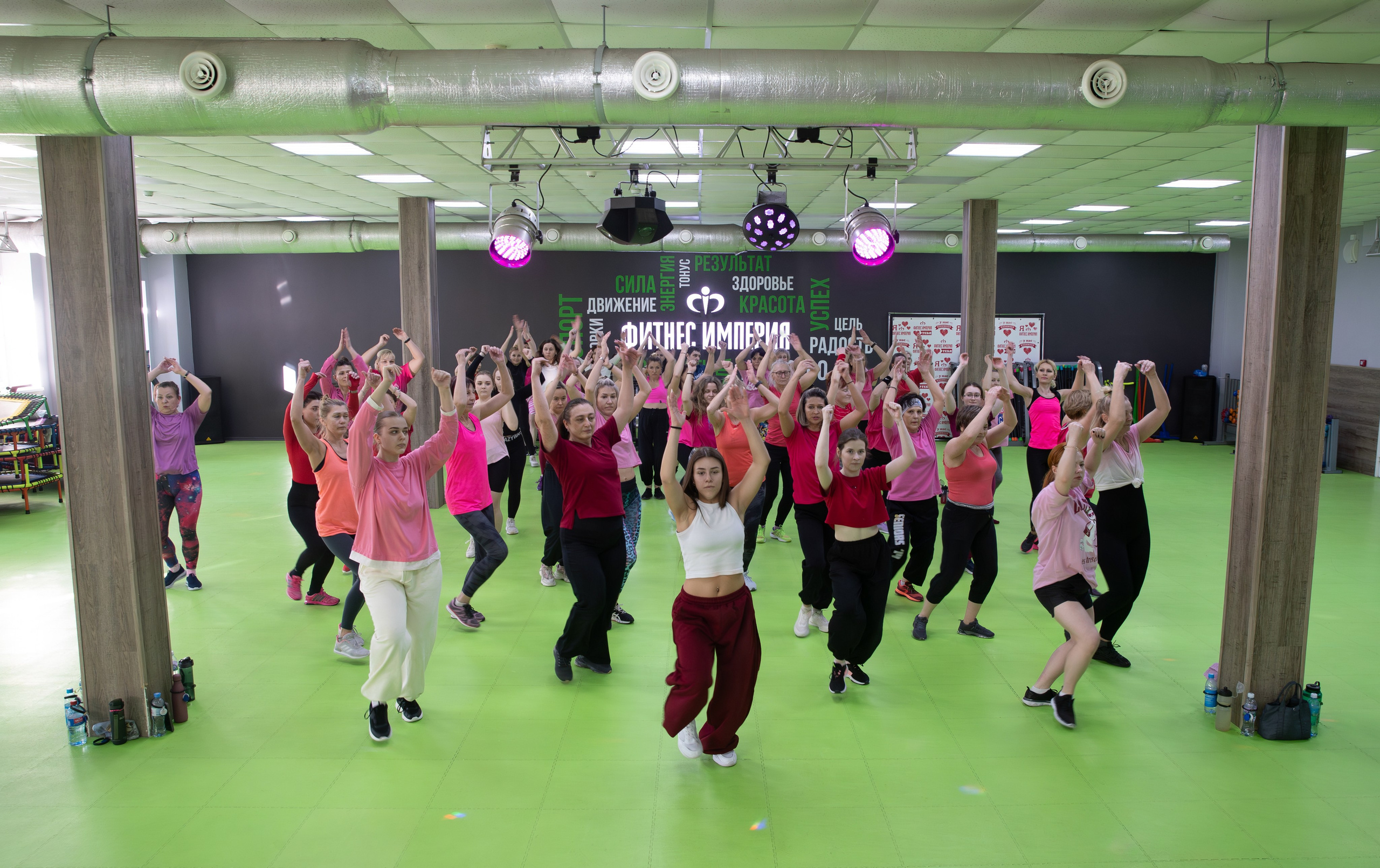 В красных футболках. Портретный фотограф Денис Милютин