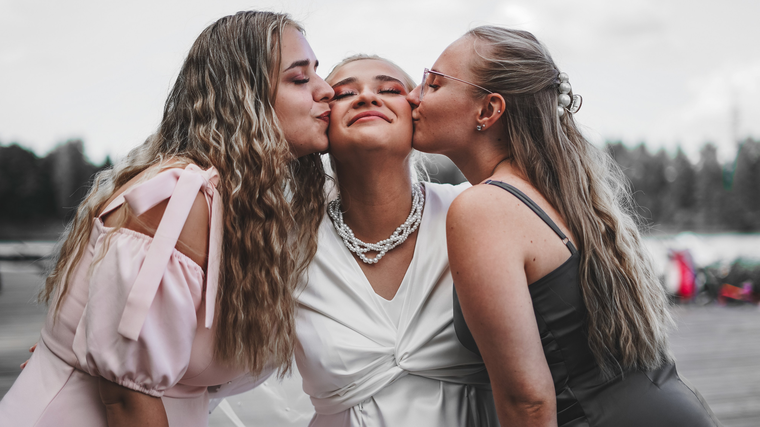 Невеста с подружками целуется возле реки