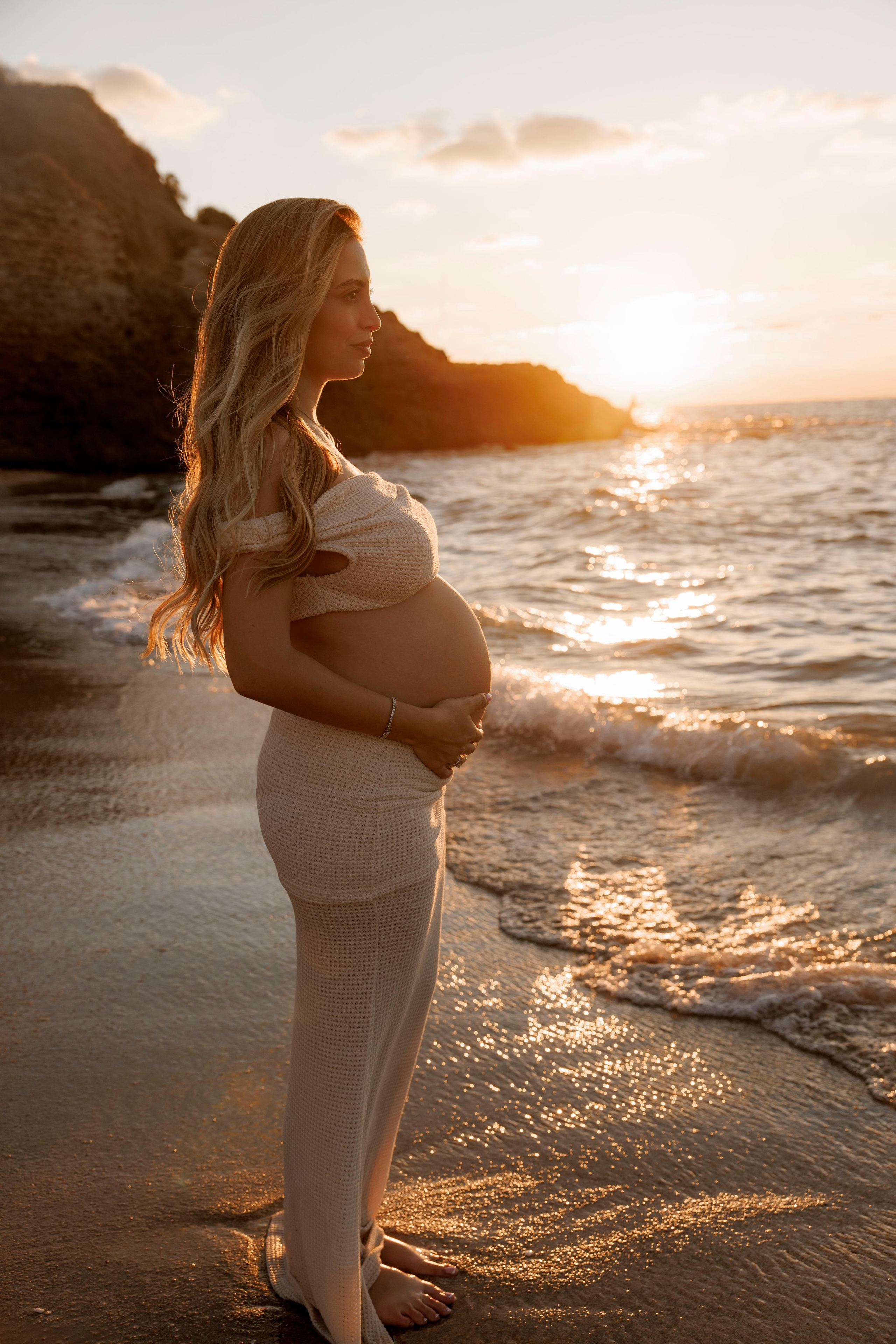 Pregnancy photoshoot near the sea. Wedding and family photographer