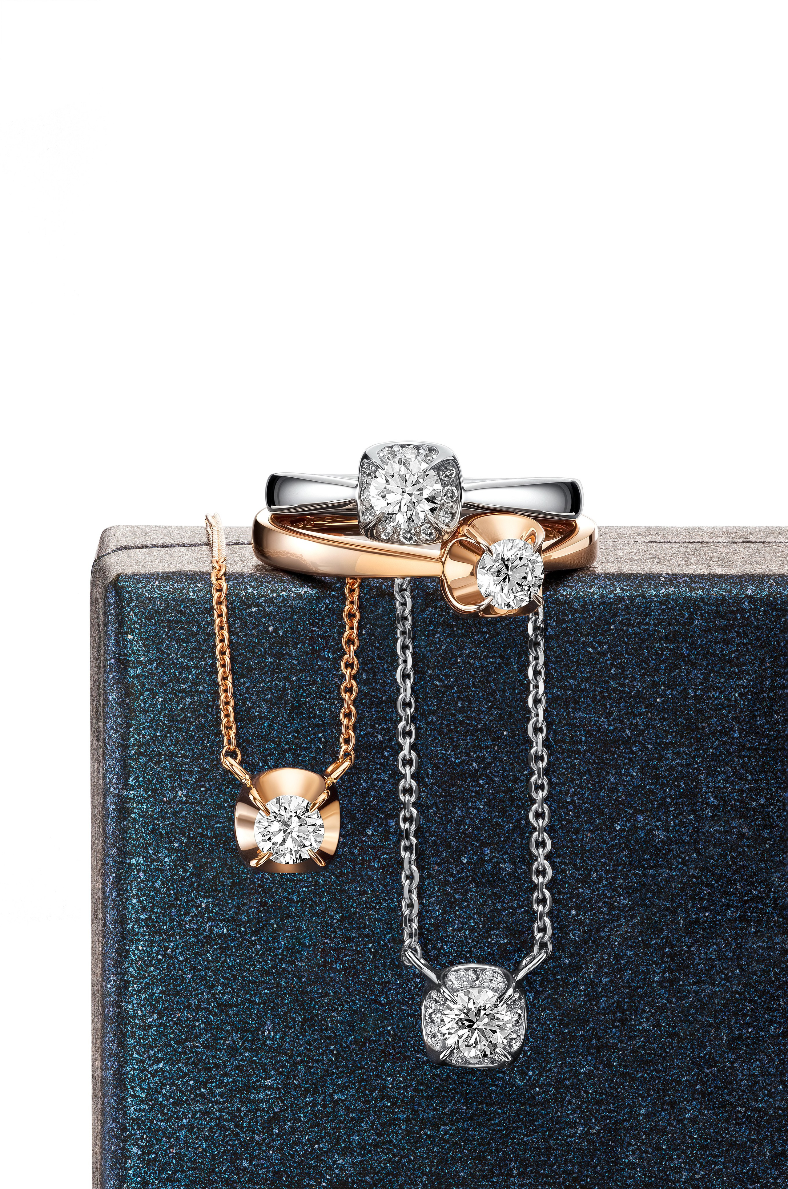 Рекламная фотосъёмка ювелирных украшений. Профессиональный фотограф в Санкт-Петербурге. Ювелирный фотограф Сергей Пушкин. Фото украшений для рекламы, сайтов и маркетплейс. Фотограф украшений цена в СПб.