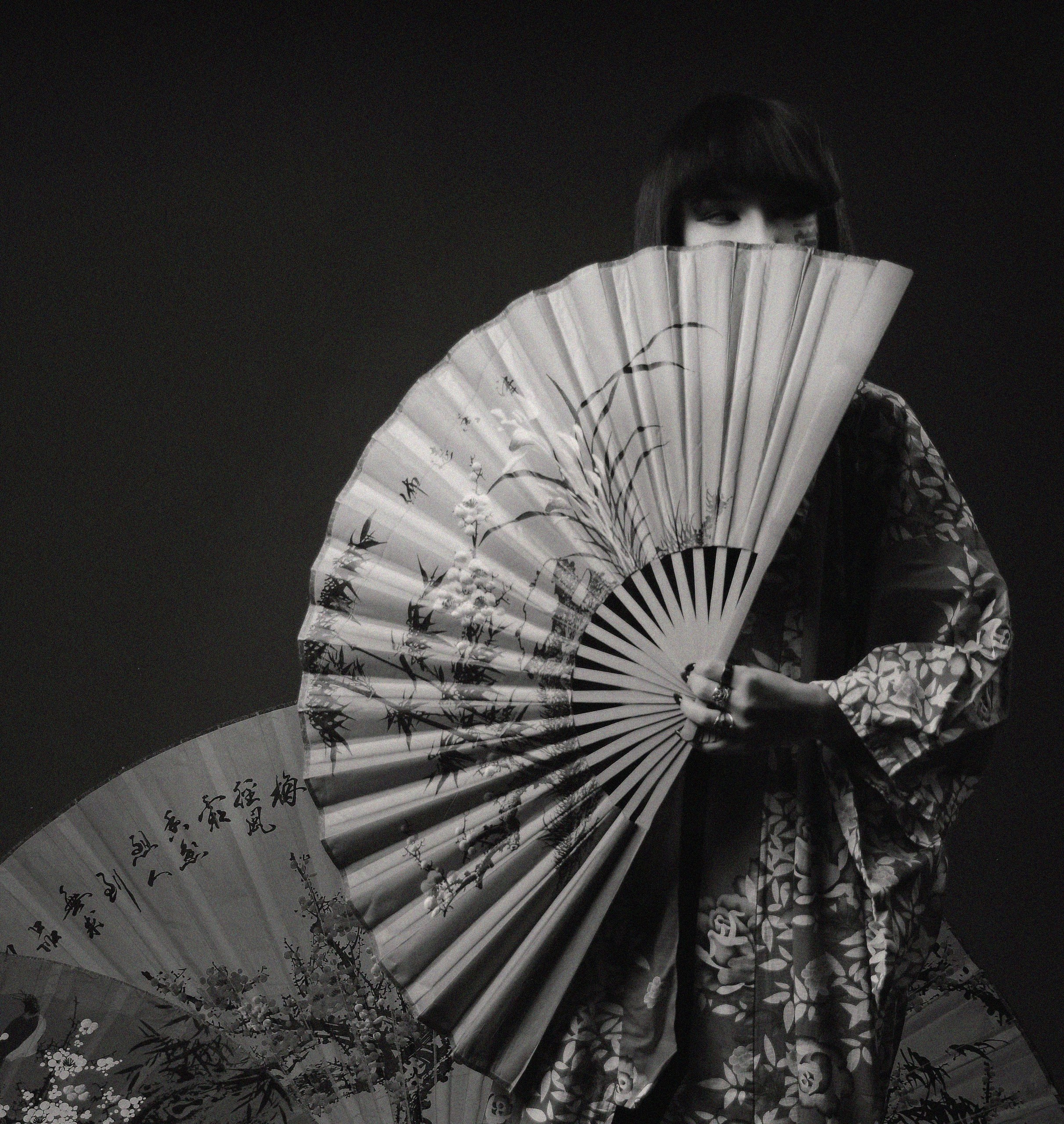 ЧБ фотография девушки с веером в восточном китайском стиле. 