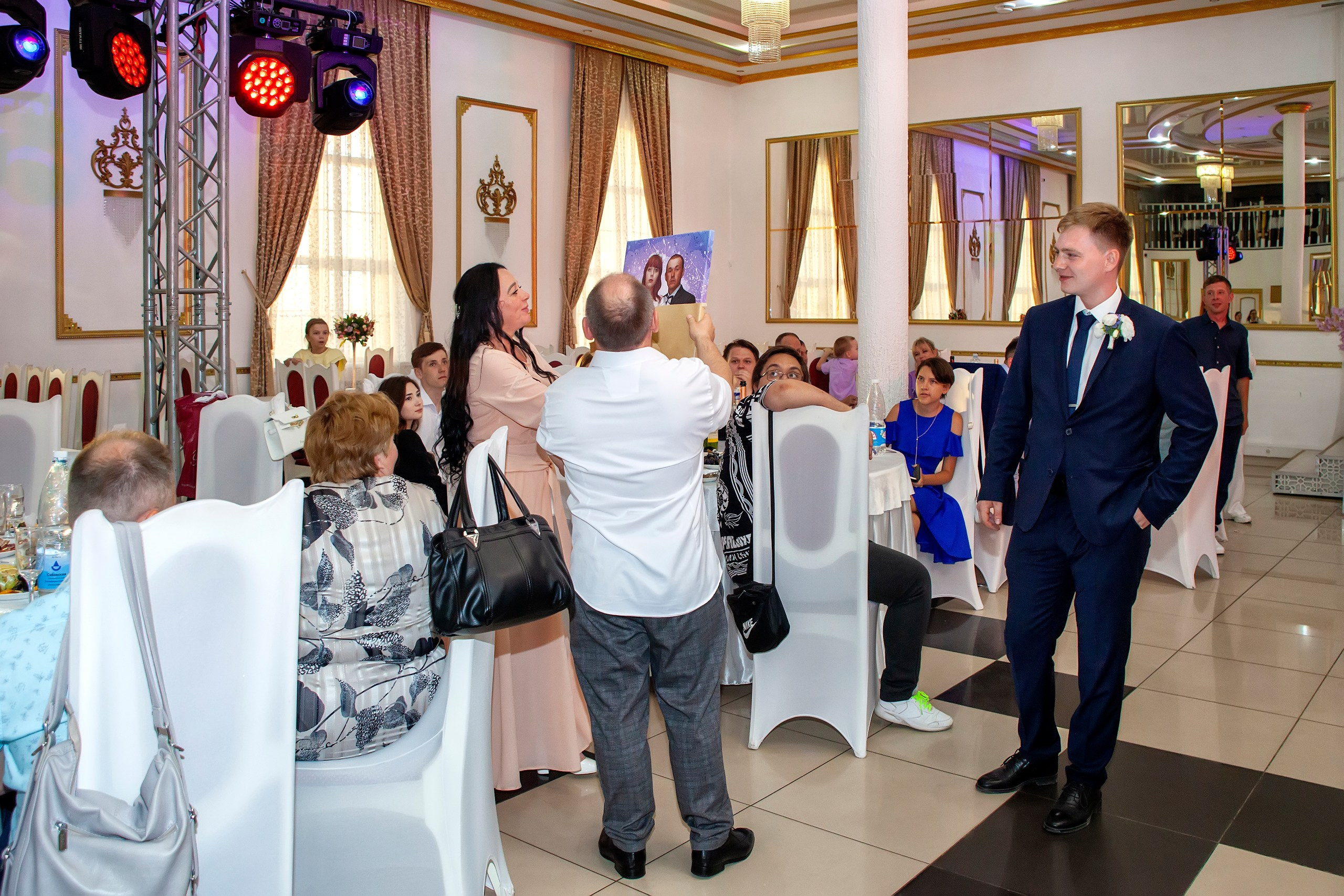 Подарок молодых своим родителям - трогательные моменты на свадебном банкете