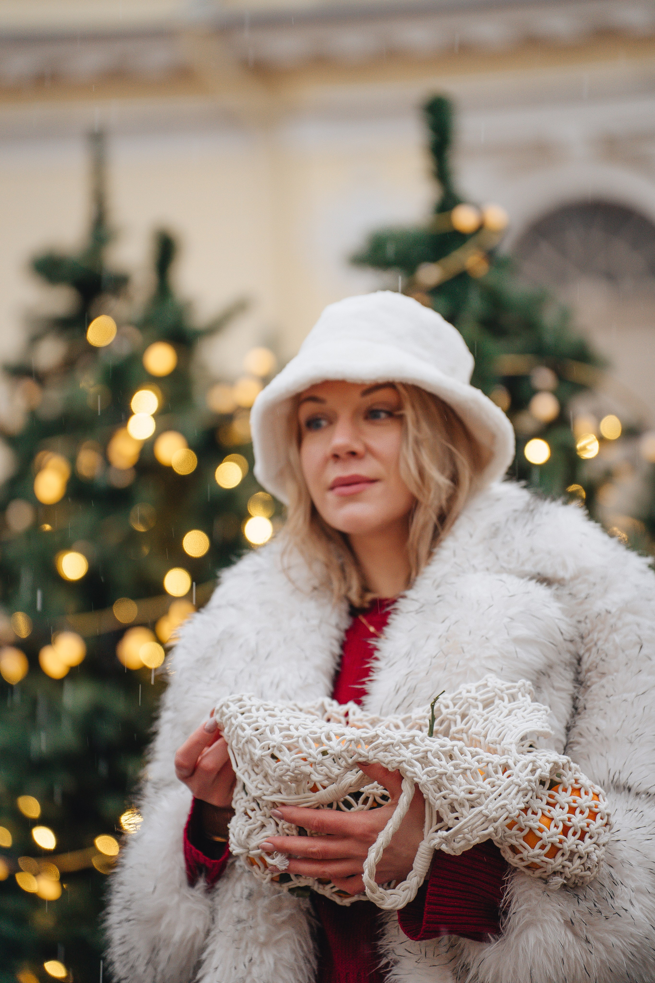 ПРОГУЛКА НА МАНЕЖНОЙ ПЛОЩАДИ ДЛЯ ДЕВУШКИ ПЕРЕД НОВЫМ ГОДОМ (НОВОГОДНЯЯ ФОТОСЕССИИЯ НА МАНЕЖНОЙ ПЛОЩАДИ). Профессиональный фотограф, Санкт-Петербург — Виктория Богомолова