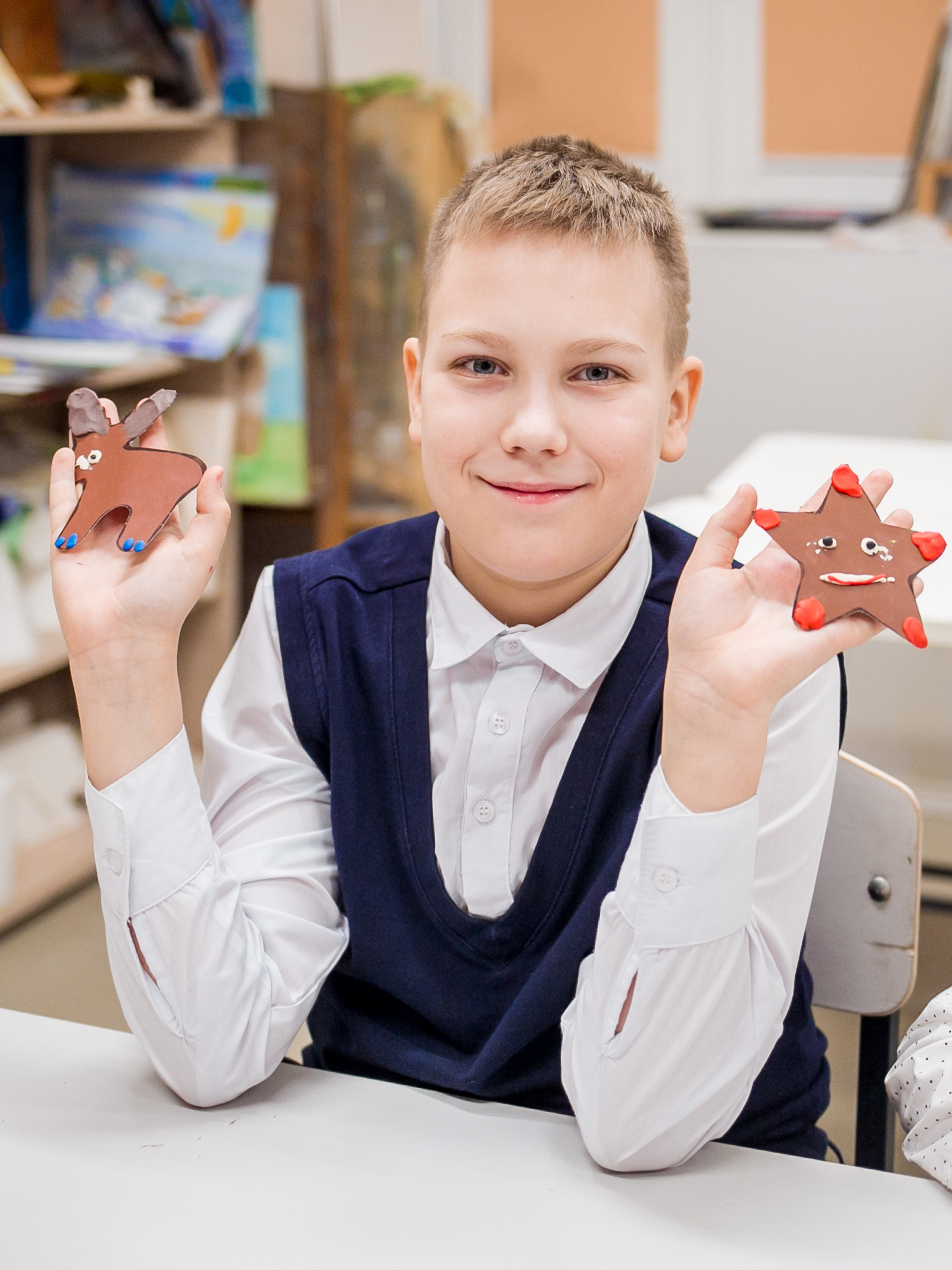 Школьники делают поделки к Новому году. Репортажный фотограф Борис Геер
