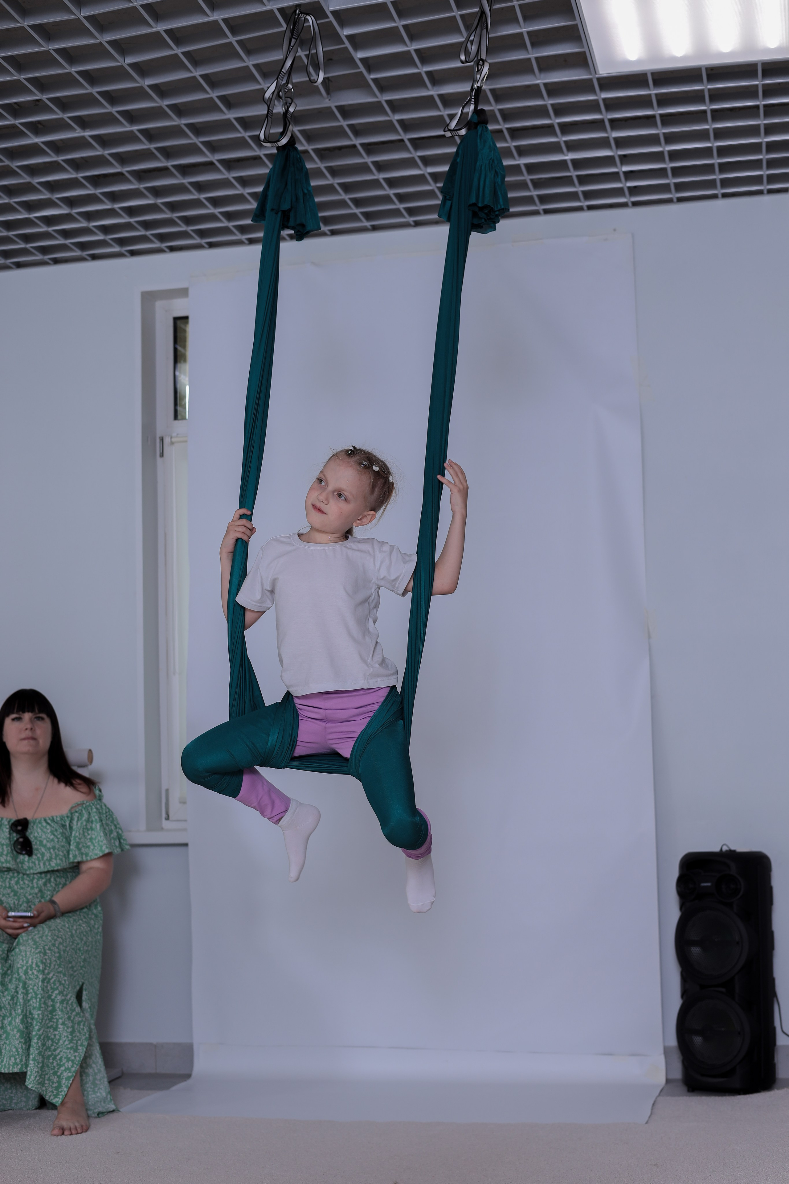 Детская аэройога. Фотограф Надршина Лилия