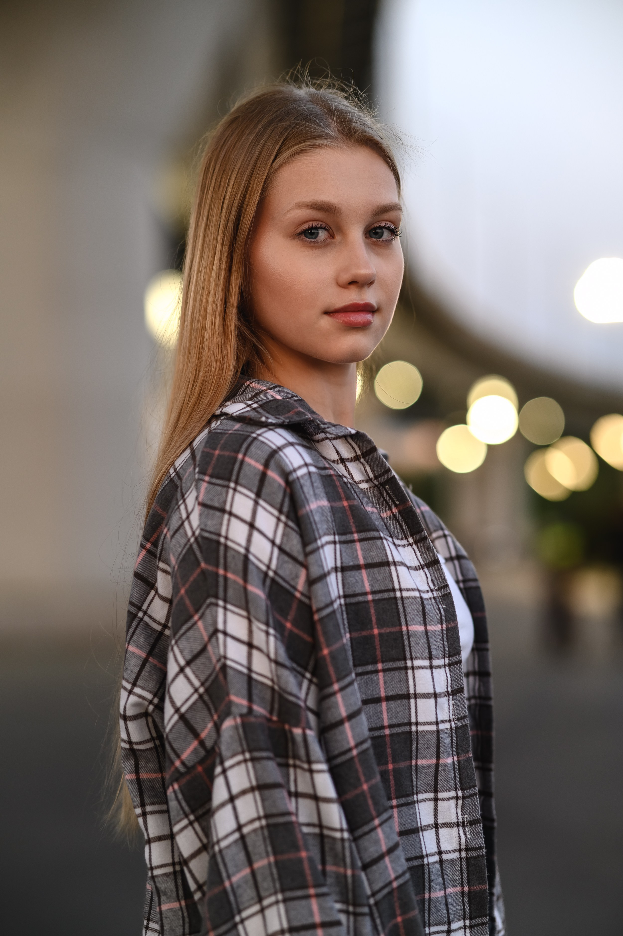 Девушка в повседневной одежде — образ свободы и легкости в урбанистическом пространстве