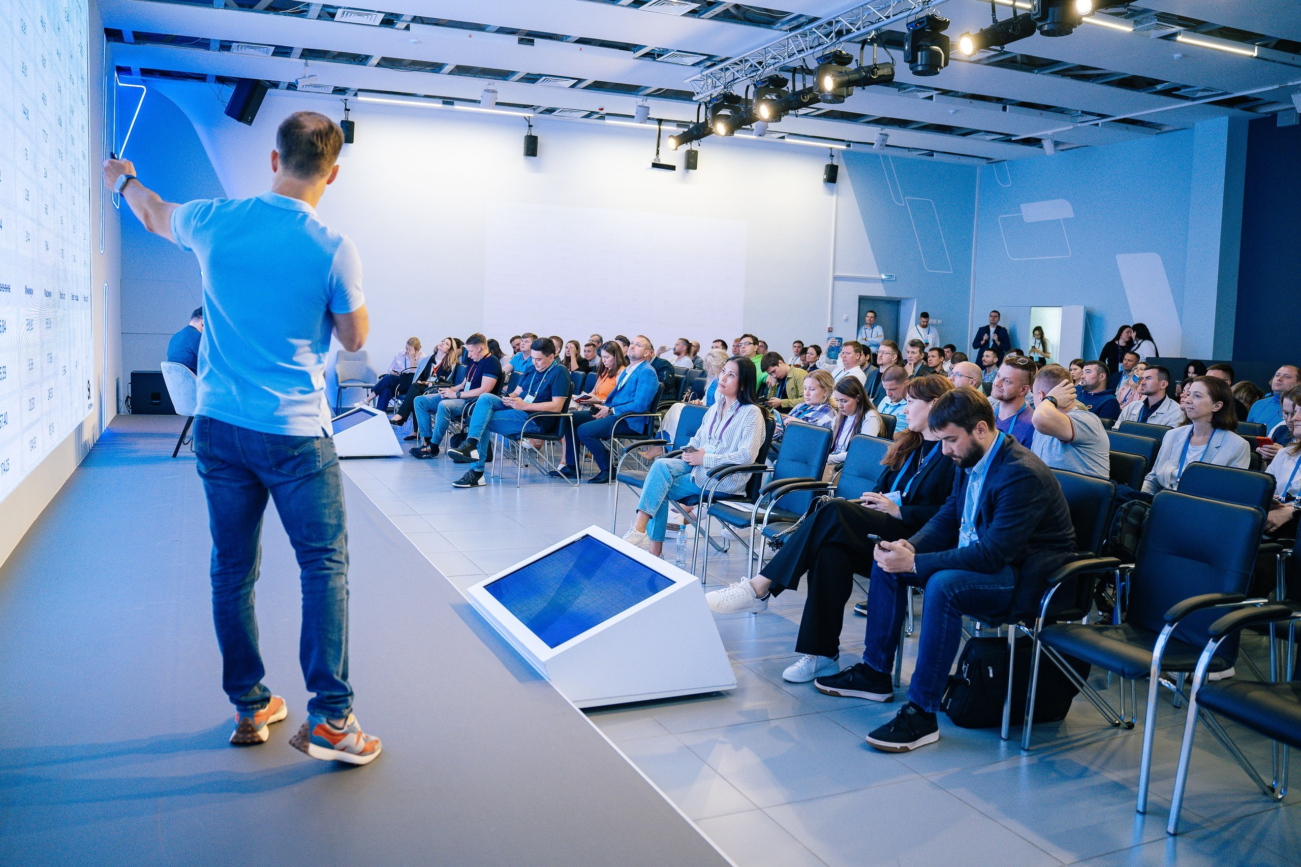 Репортажной фотосъемки на конференции на ВДНХ павильон Умный город