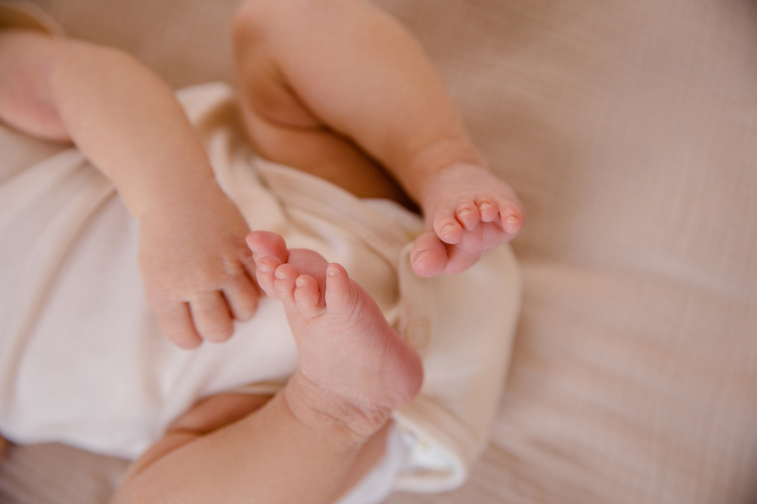 Новорожденная Ульяна в уюте дома. Семейный и детский фотограф в Москве Вера Ускова