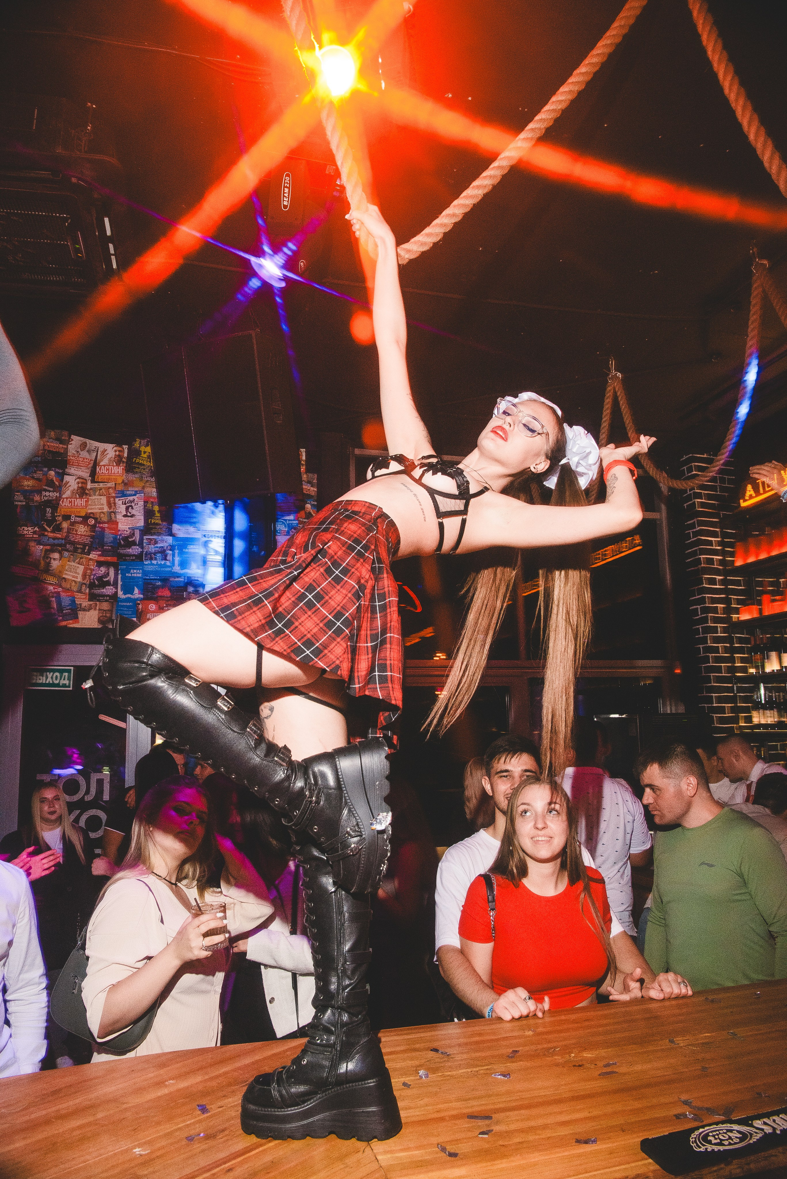 Фотоотчёты о вечеринках для НеБар Волгоград. Или стиль «пьяный фотограф». Фотограф в Волгограде и Волжском Александр Горбань