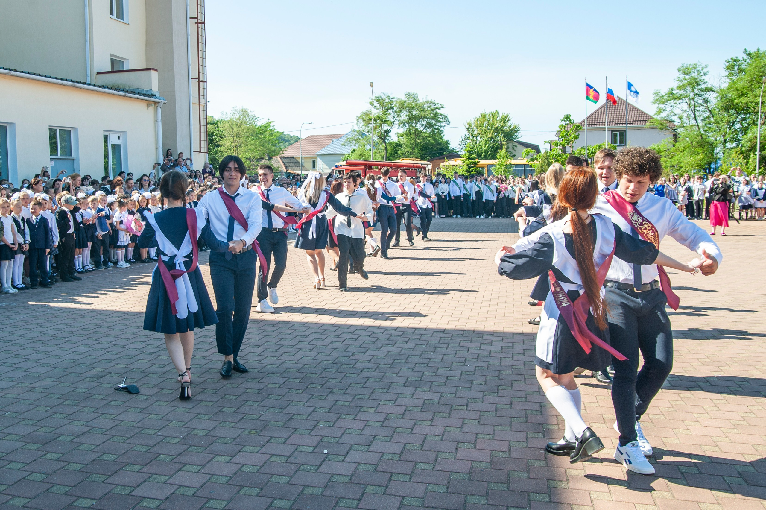 Последний Звонок МАОУ СОШ № 17 им. Эдуарда Есаяна — Архипо-Осиповка. Свадебный и семейный фотограф Денис Лукьянов в Краснодаре, Краснодарском крае и Республике Крым