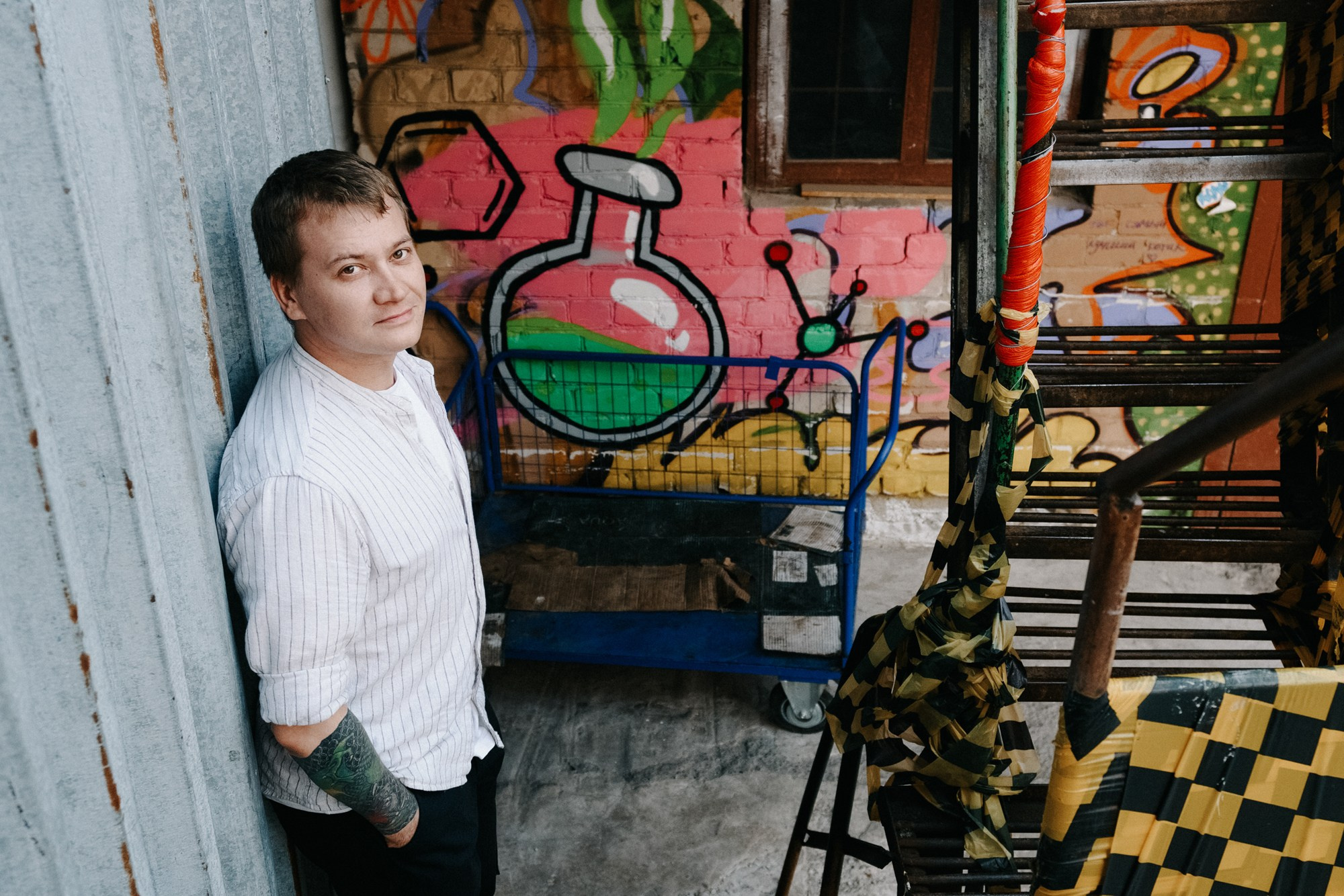 Мужчина на фоне граффити в Тюмени