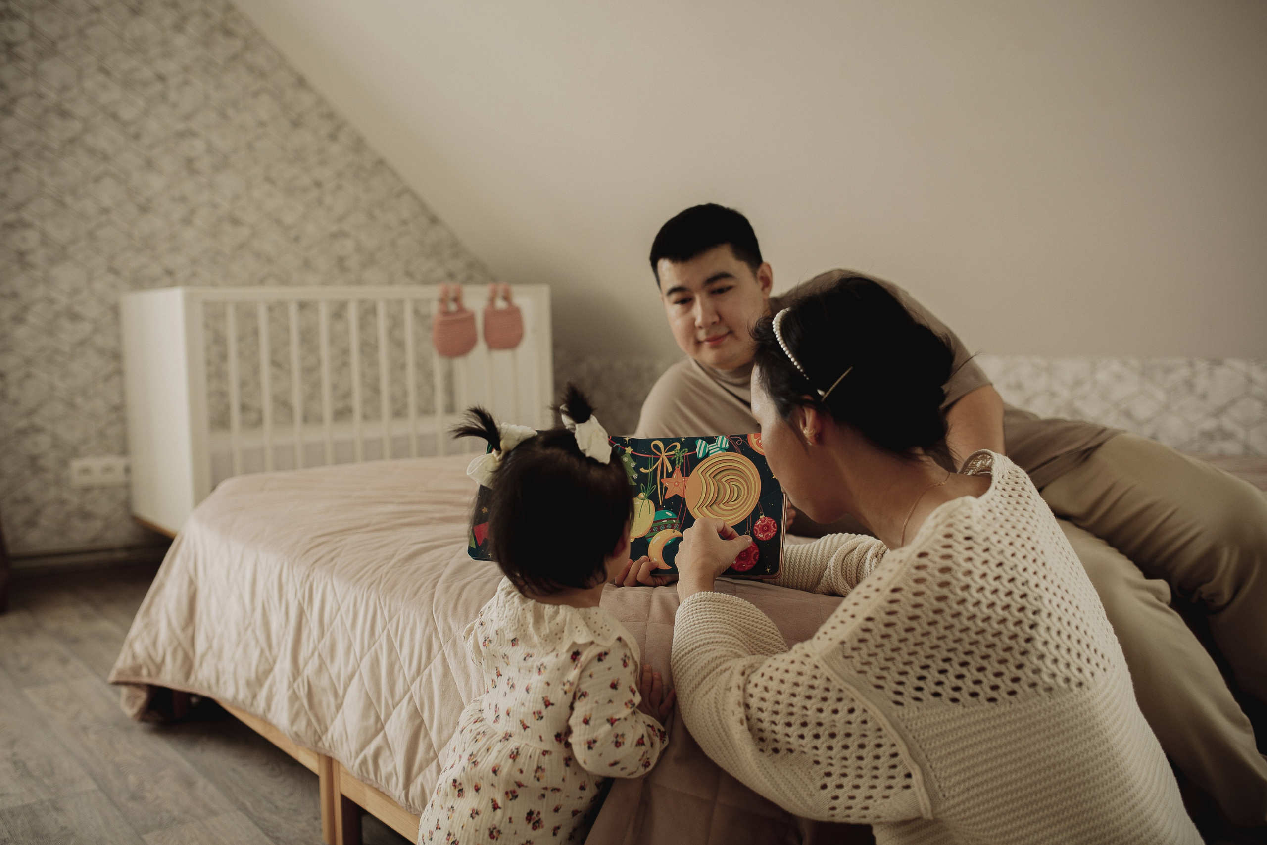 Семейные объятия в родных стенах. Семейный и свадебный фотограф в Саратове Катерина Оленская