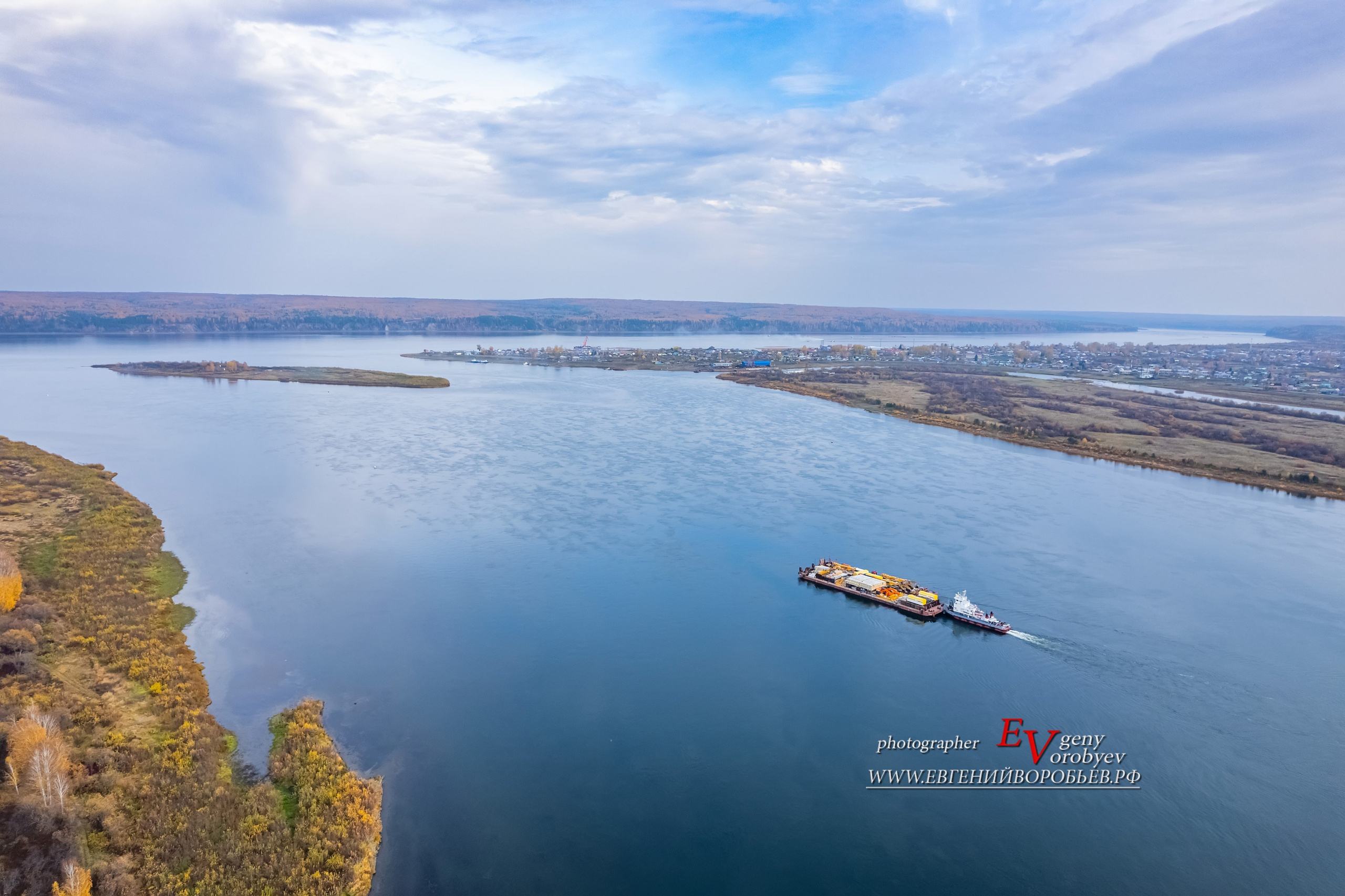 Енисей река стрелка Крестовоздвиженский собор храм церковь в Лесосибирске экскурсии Енисейск Красноярск аренда микроавтобуса трансфер индивидуальный тур фото интересные места что посмотреть куда сходить что посетить достопримечательности в Лесосибирске фототур  цена заказать экскурсию программа маршрут смотровые площадки видовые красивые места путешествие туристический маршрут 
