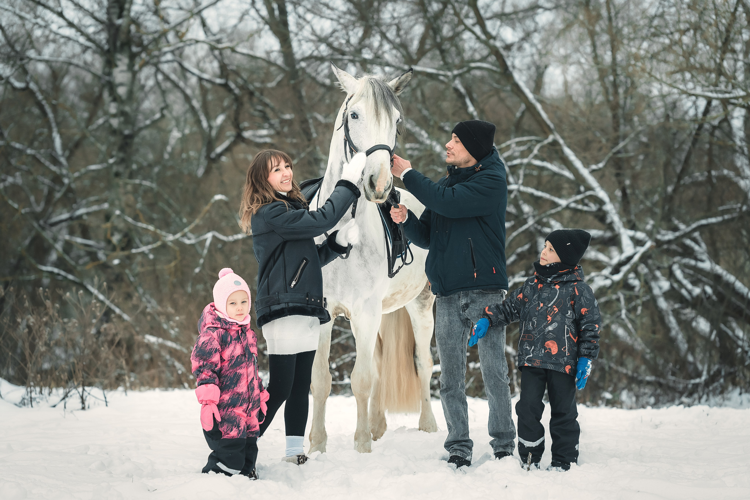 Конная прогулка. Юлия, Ильдар и детки