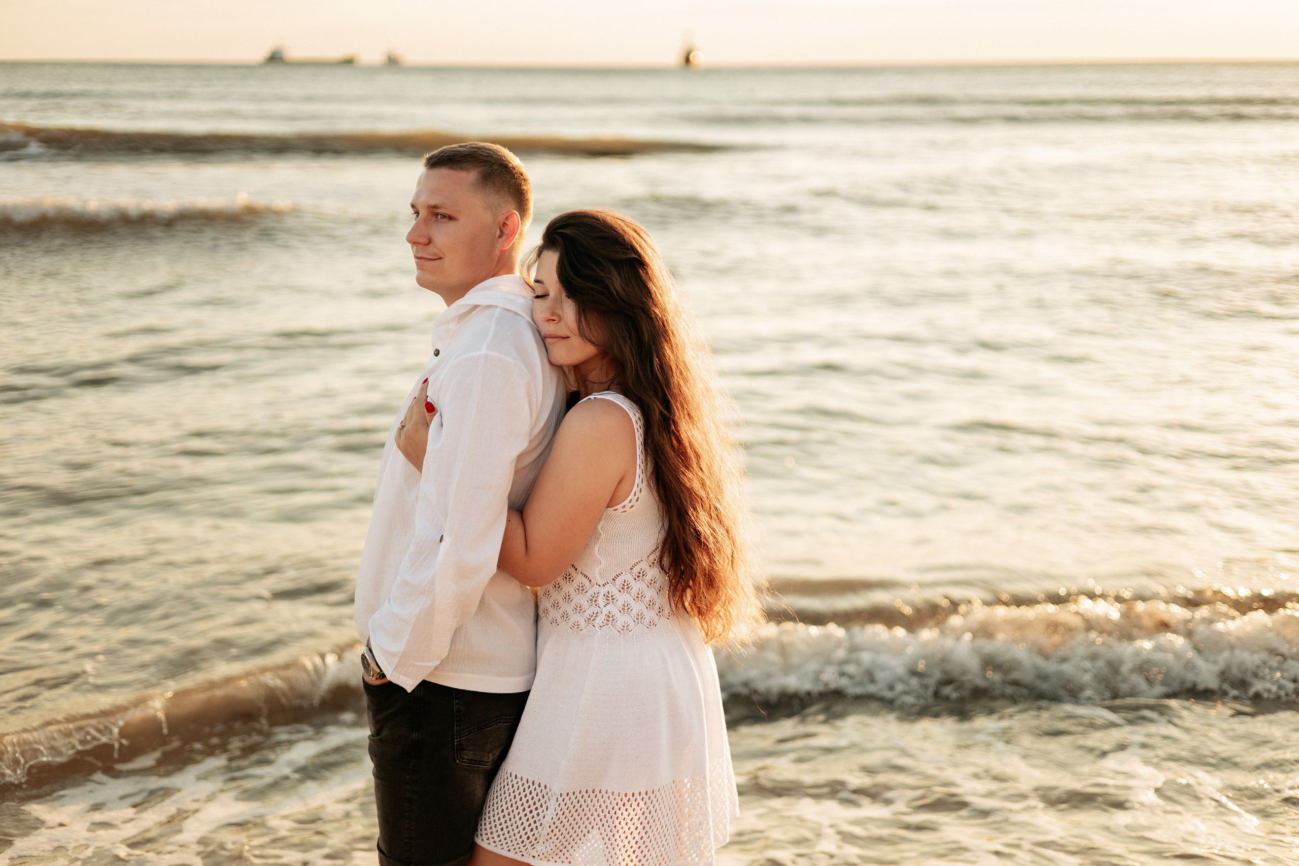 Семейный портрет в лучах заходящего солнца