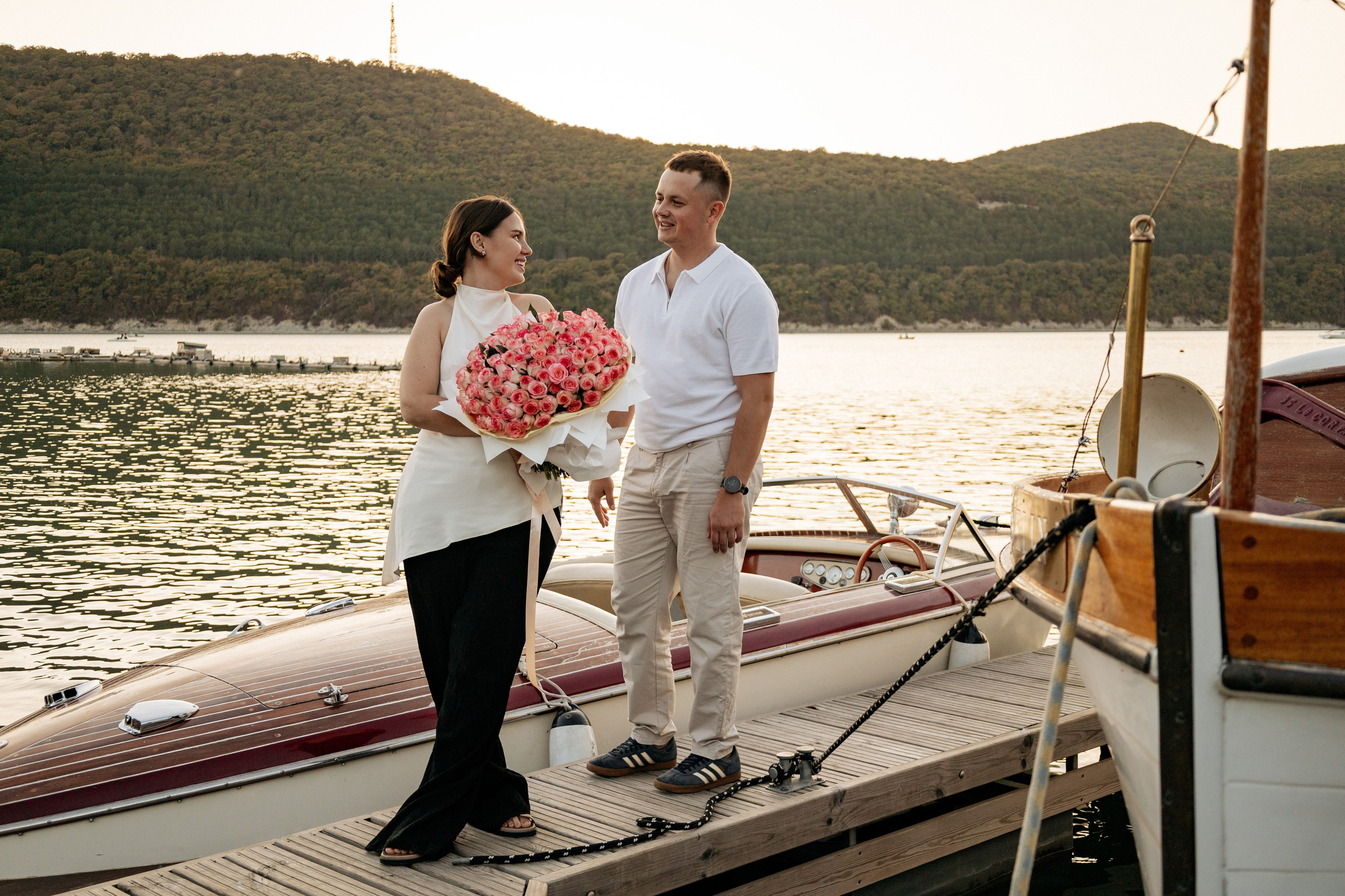 Идеальный план: предложение в лодке на фоне виноградных террас Абрау-Дюрсо