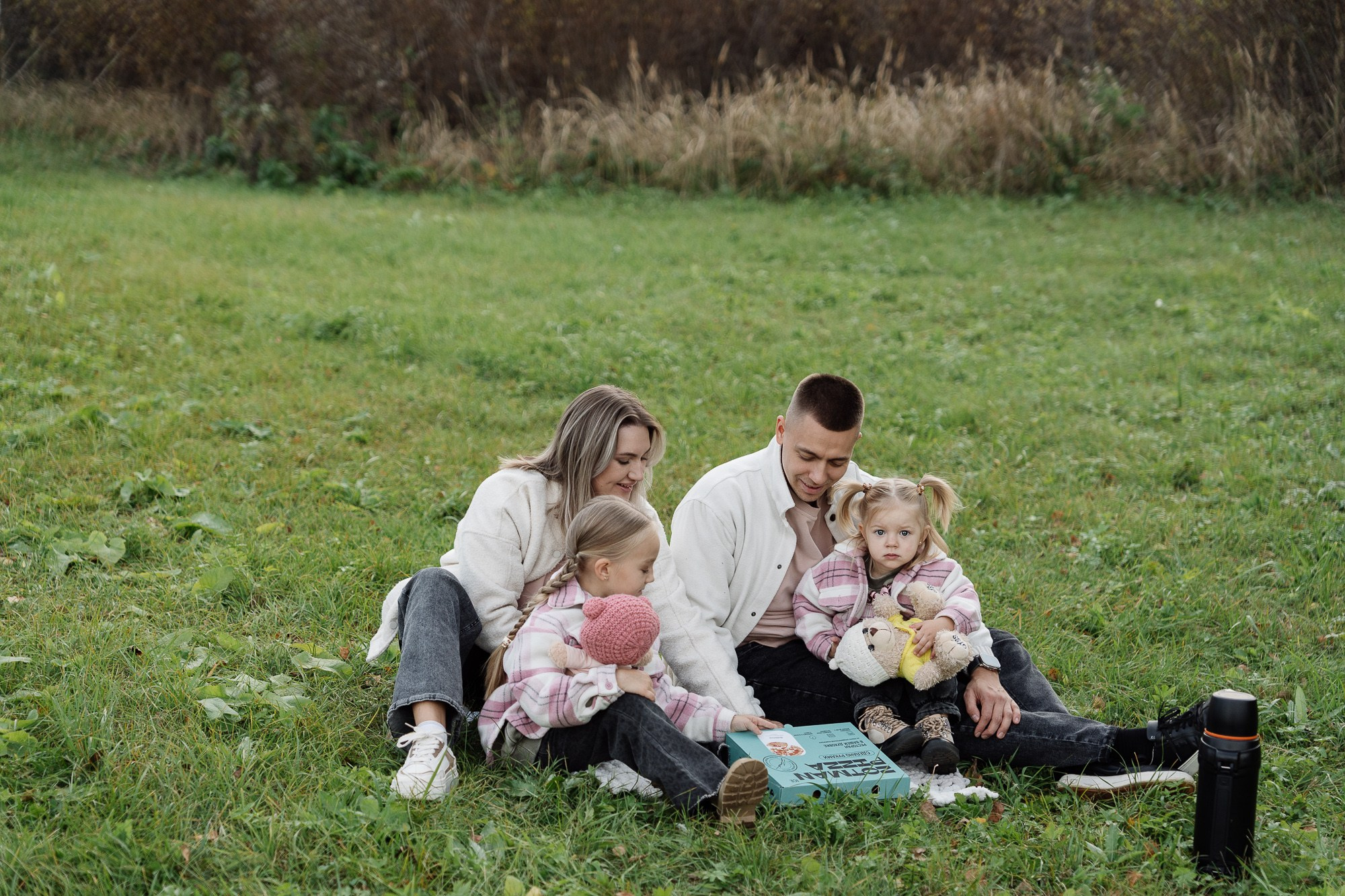 Мира и Тая на прогулке с родителями. Фотограф в Красноярске. Юлия Чаушанская