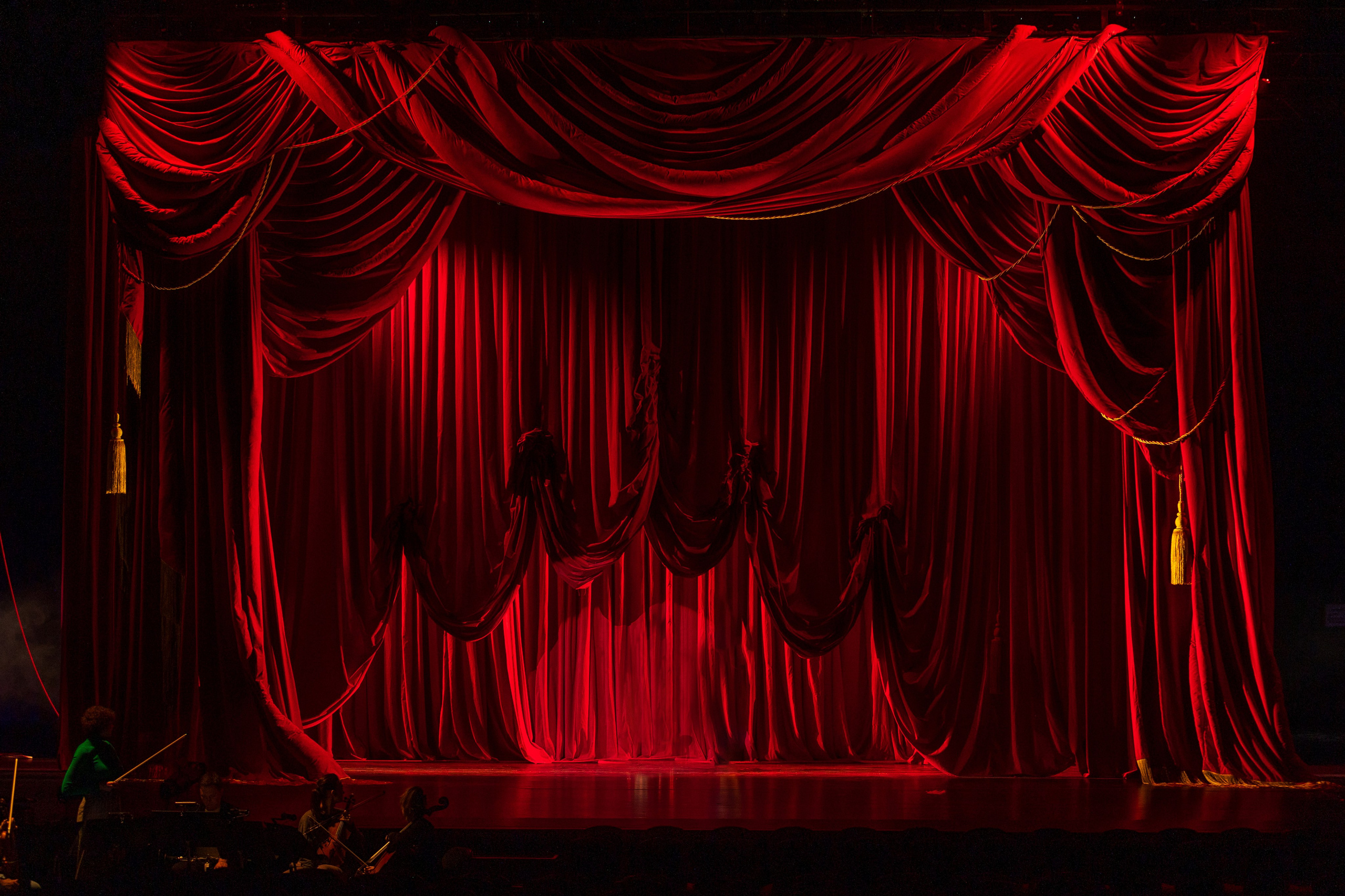 Как создается сценическая магия: занавесы, падуги, половики. История занавеса. Превращаем идею в технологию