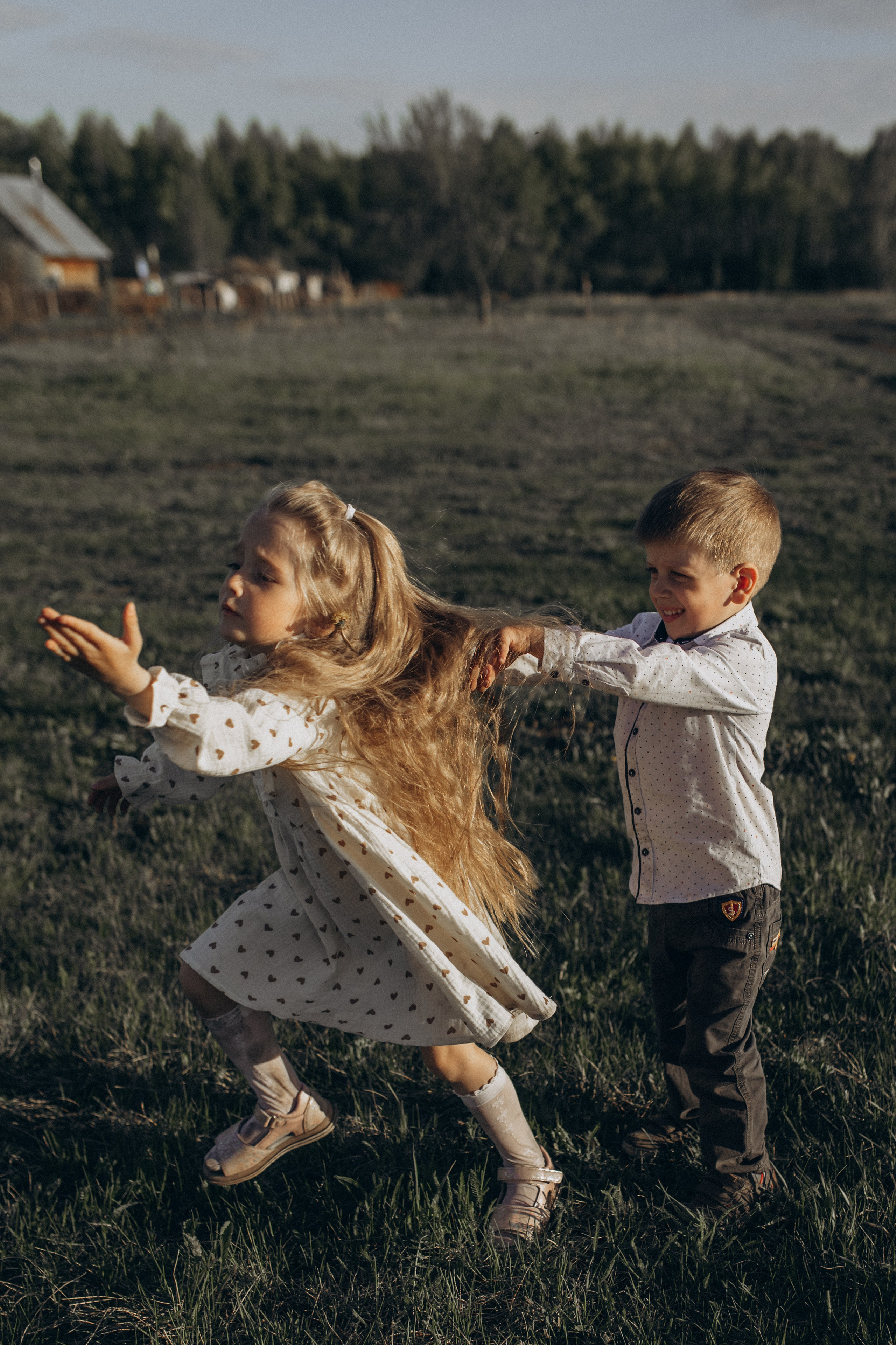 Саша, Миша, Вера и Вика летняя прогулочная съёмка. Семейный фотограф lifestyle в Новосибирске Елена Шпилевая