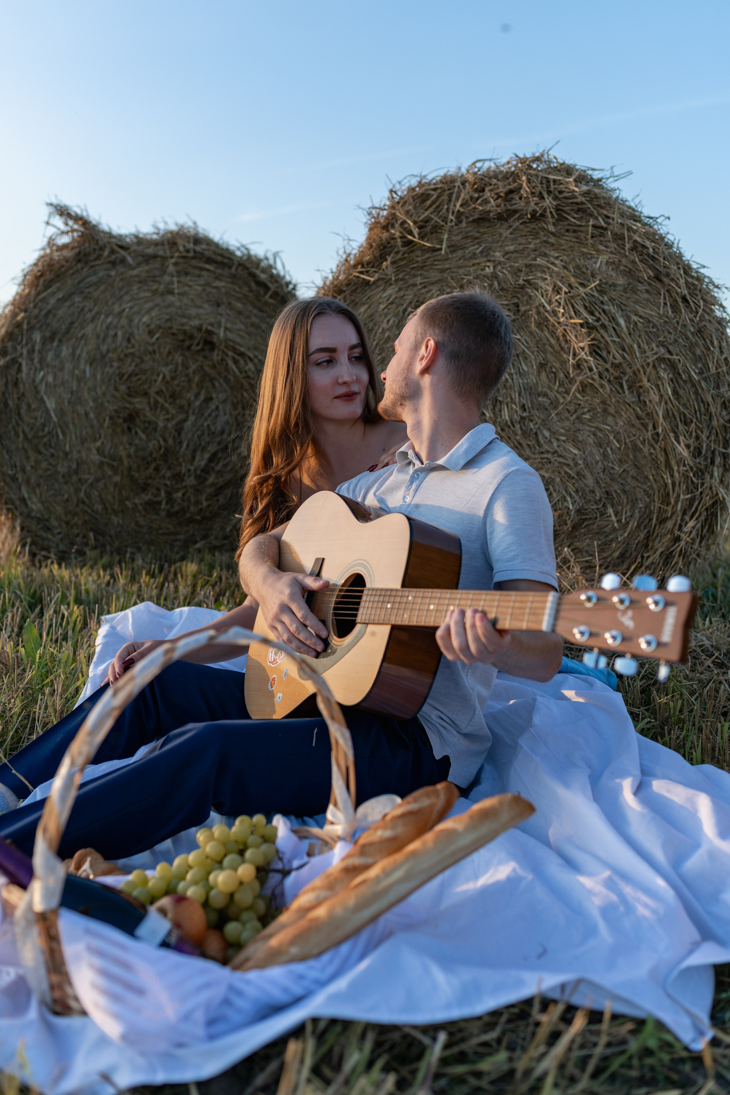 Алена + Алексей в поле с тюками. Фотограф в Москве/Зарайске Шахова Марина