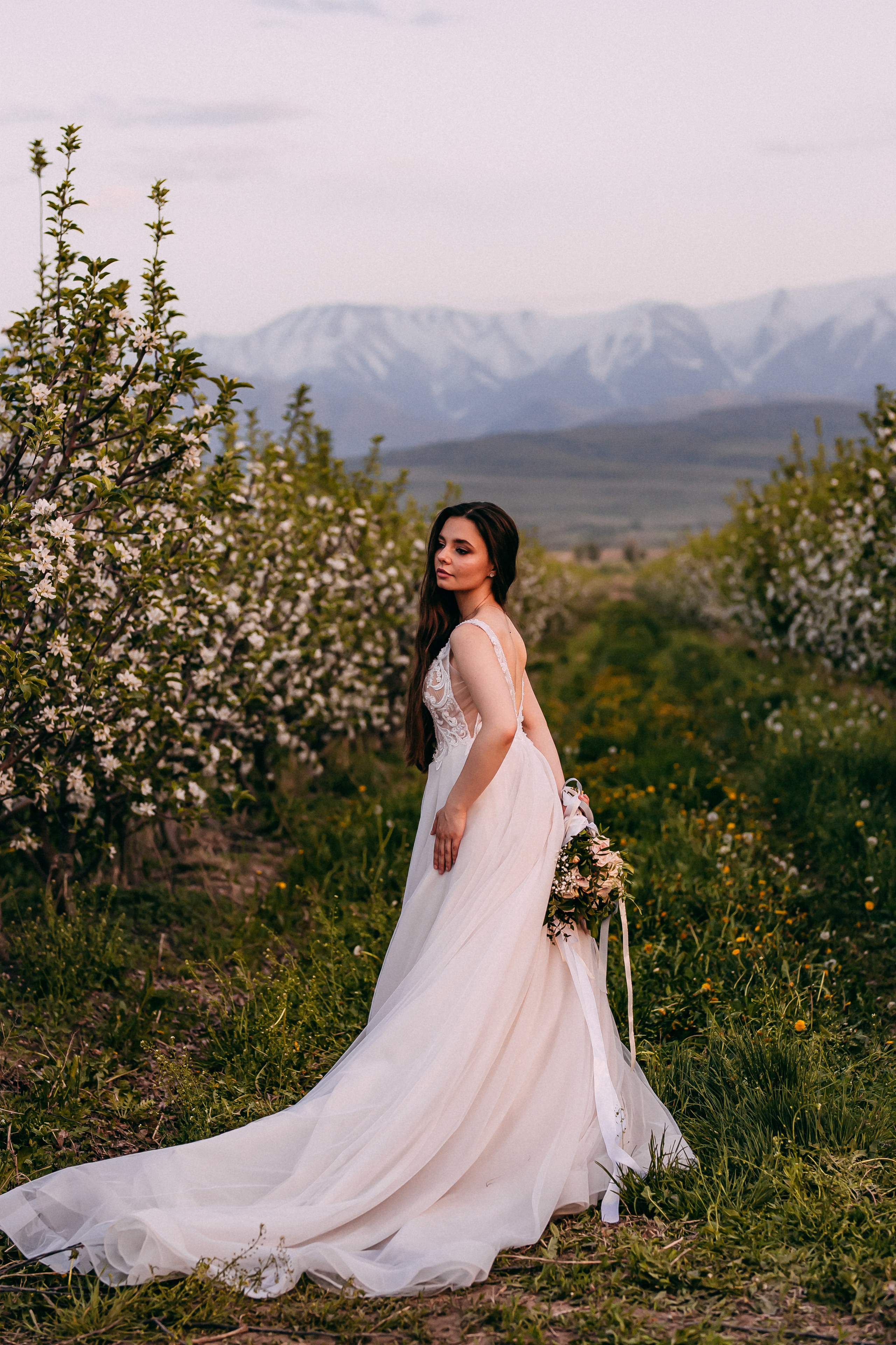 Дурманом сладким веяло…. Свадебный и семейный фотограф в Алматы Laura Dosmann