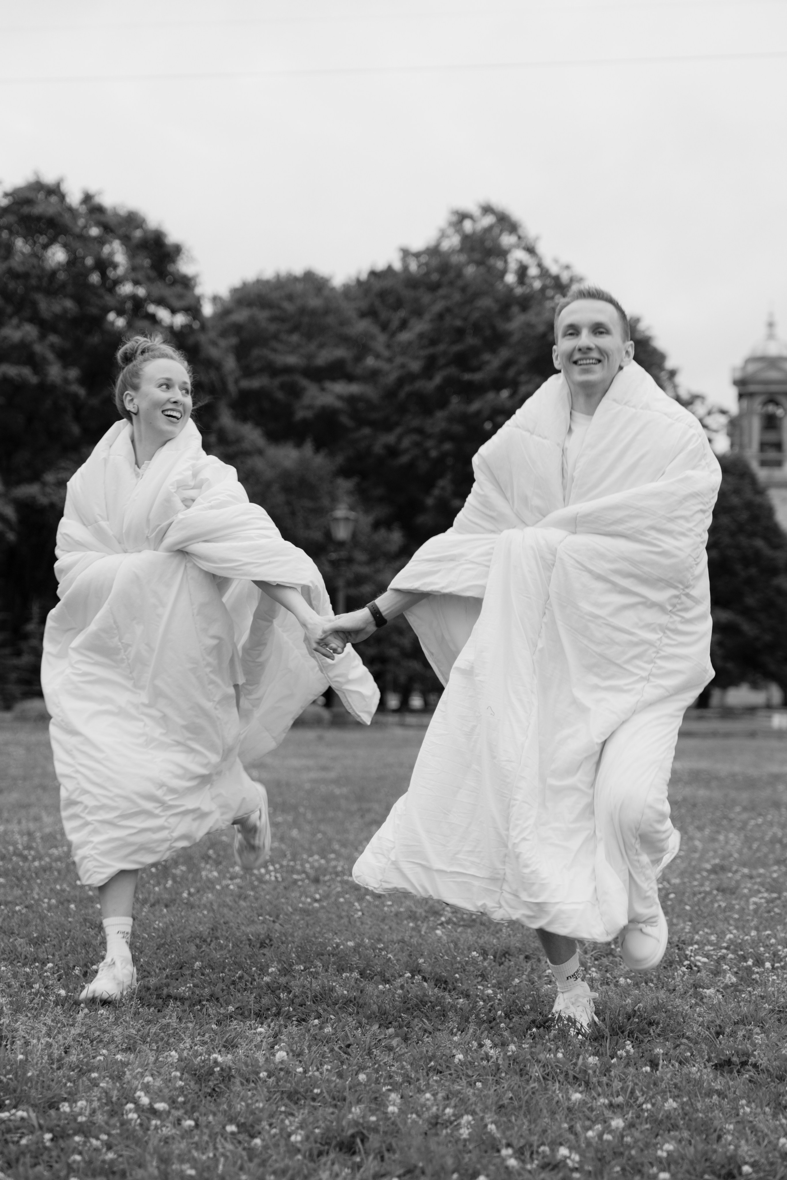 Лавстори прогулка в одеялах по ночному городу летом в Санкт-Петербурге. Фотограф в Санкт-Петербурге Вагнер Юлия