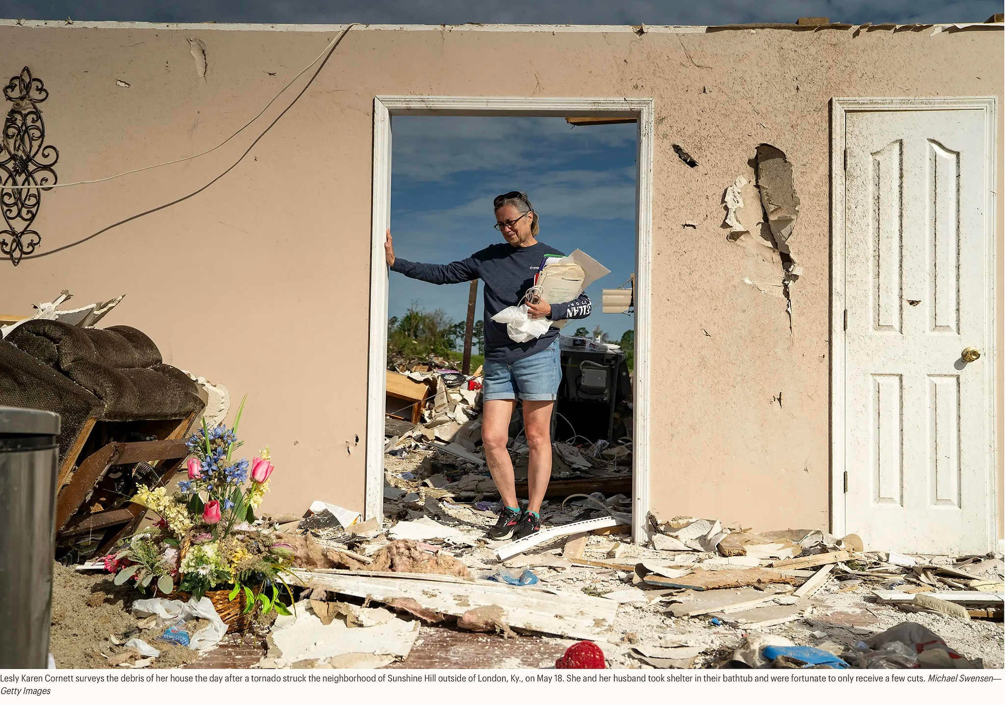 Лесли Карен Корнетт осматривает руины своего дома на следующий день после того, как 18 мая торнадо обрушился на район Саншайн-Хилл недалеко от Лондона, штат Кентукки. Они с мужем укрылись в ванне, и им повезло, что они отделались лишь несколькими порезами. Майкл Свенсен — Getty Images