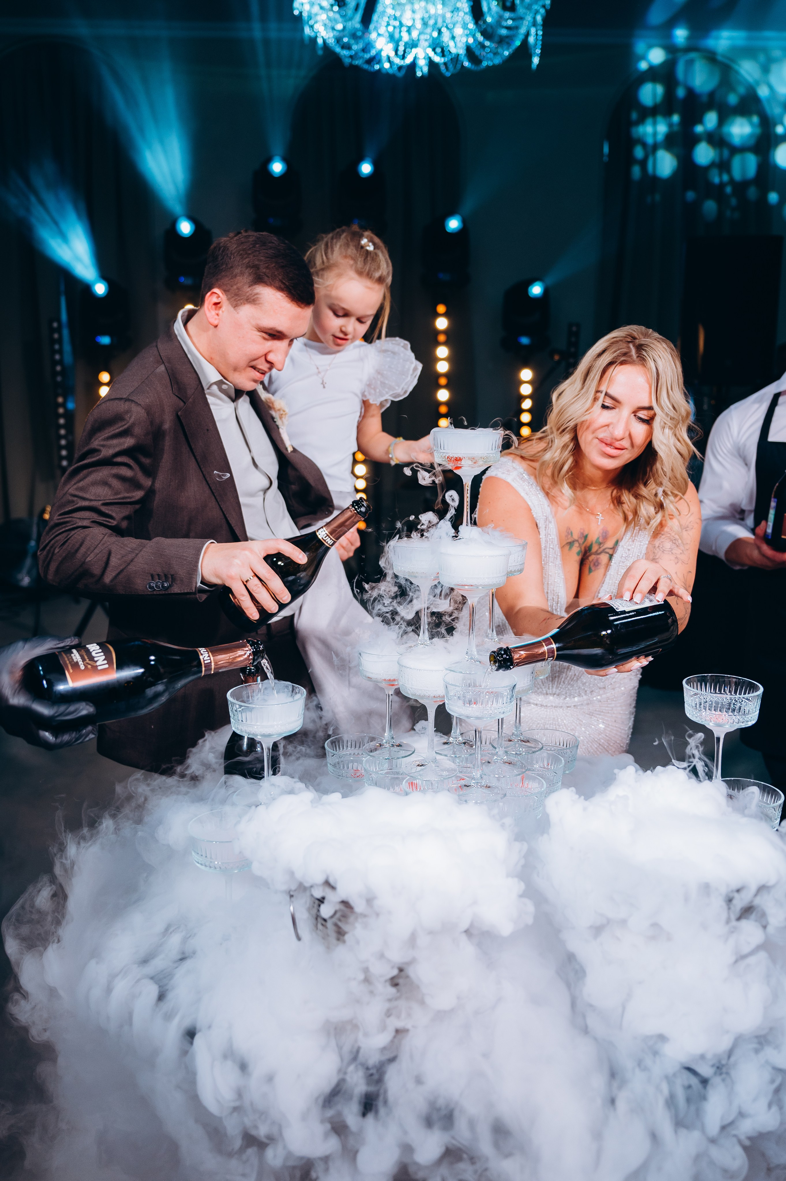 Веселые гости танцуют на свадебном банкете — репортажная съемка свадебных мероприятий в Москве с живыми эмоциями.