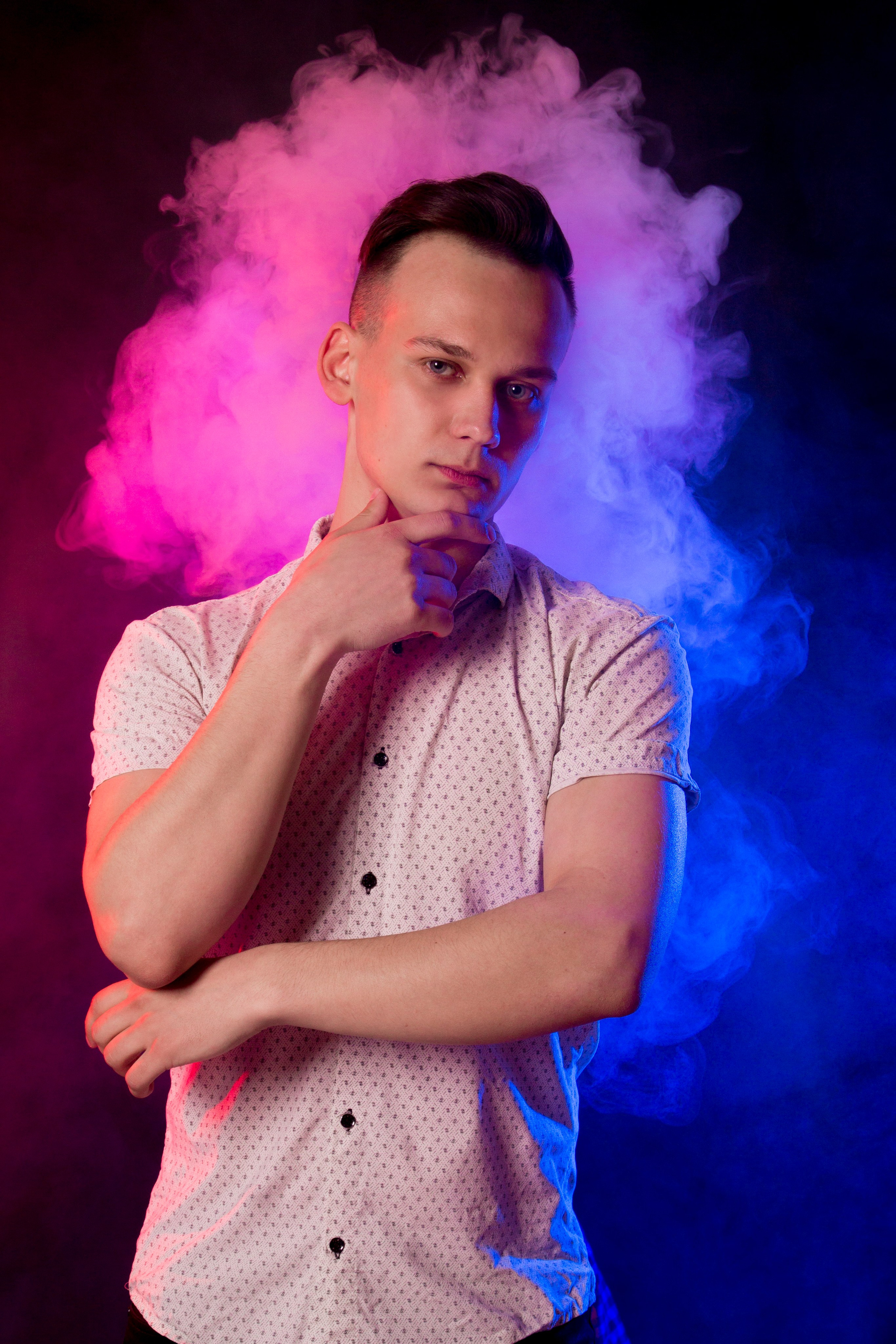 Мужской портрет и дым. Фотограф Наталья Матвеева