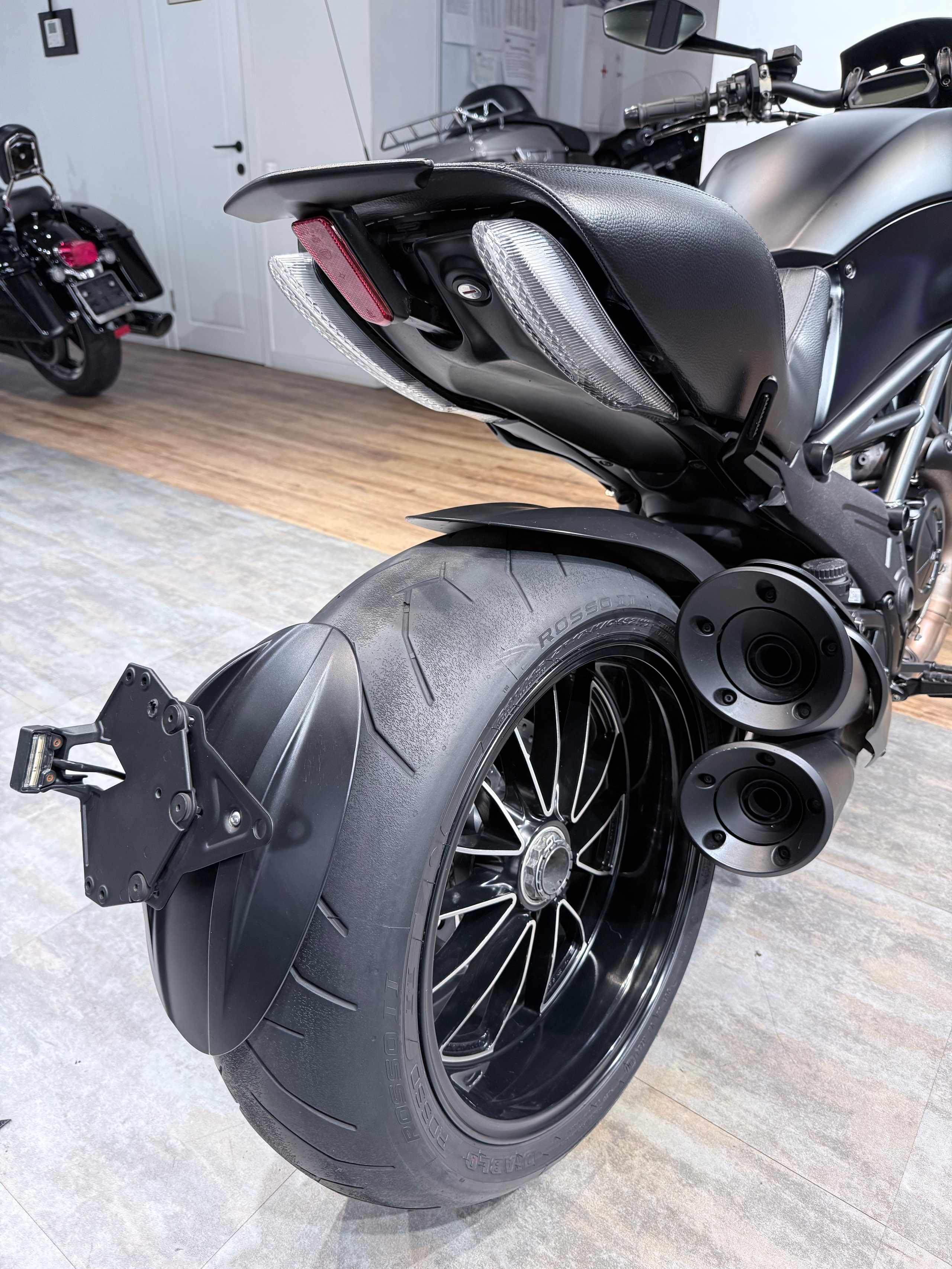 Купить 2015 Ducati Diavel (Dark Stealth) — подробнее на сайте. Hello Davidson, Москва. Только хорошие мотоциклы…