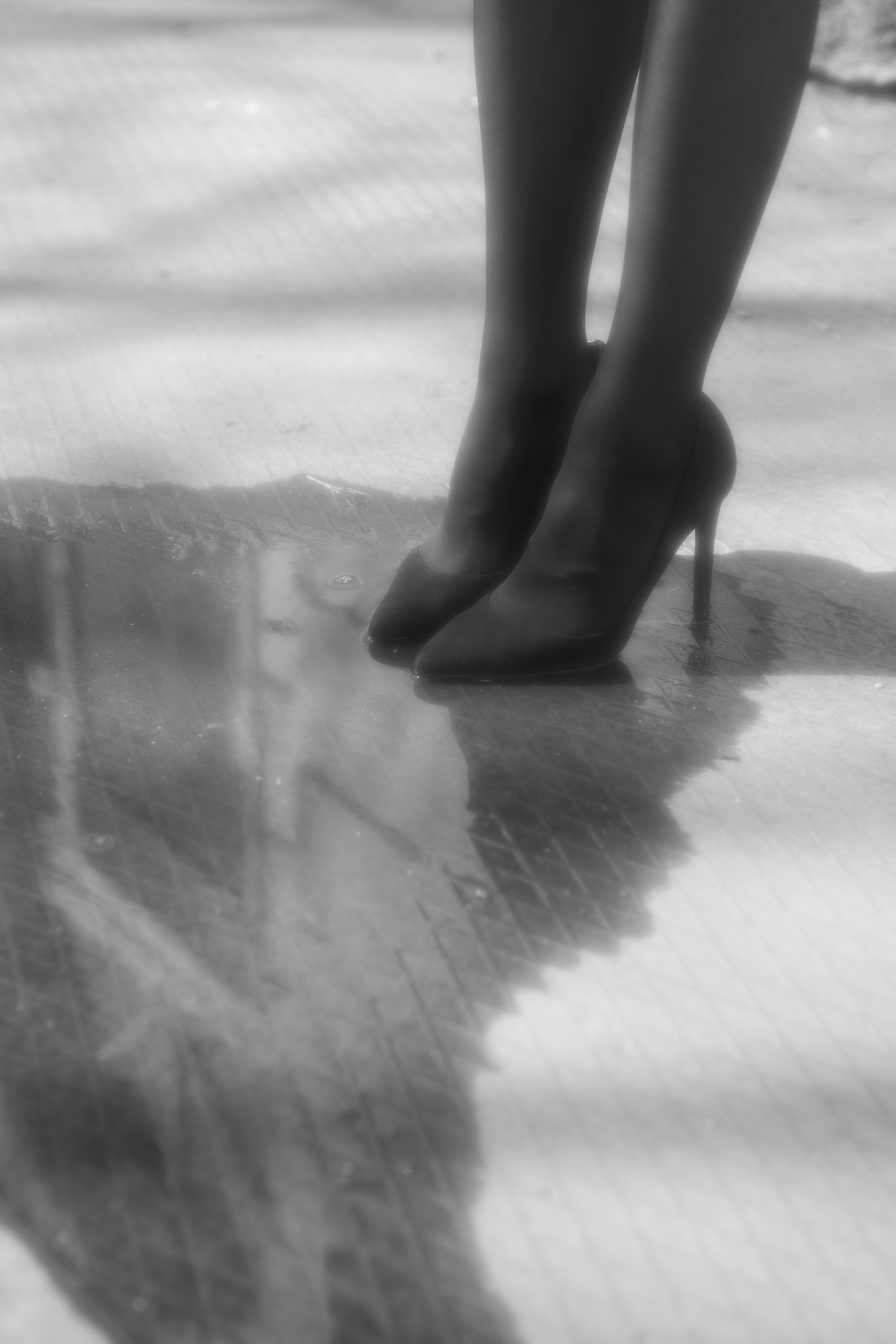 Black coat walking. Fashion Photographer Oxana Chernomorets