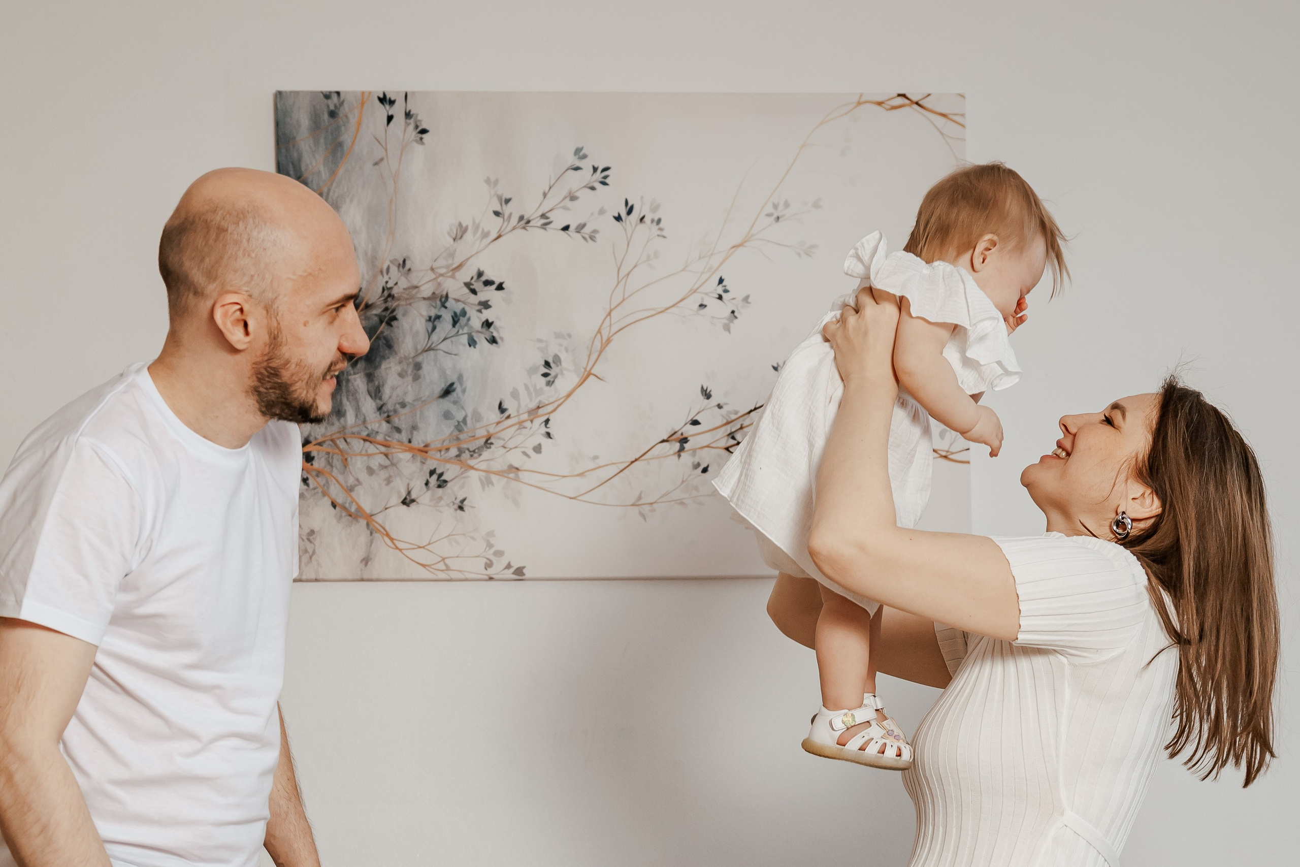 Семейная фотосессия для семьи с девочками близнецами на годик одежда в светлых тонах светлая бежевая студия в Москве теплые тона