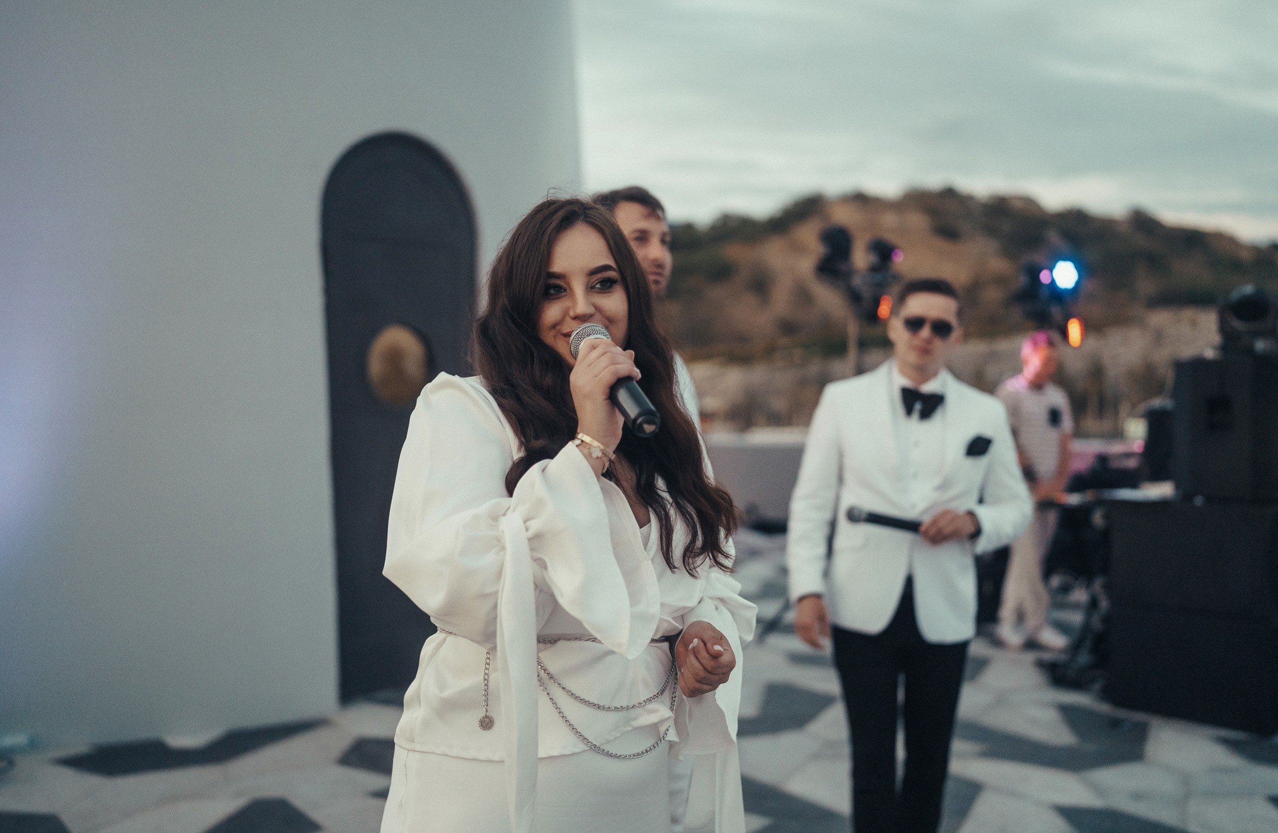 Репортажная фотосессия в Крыму: девушка говорит в микрофон.