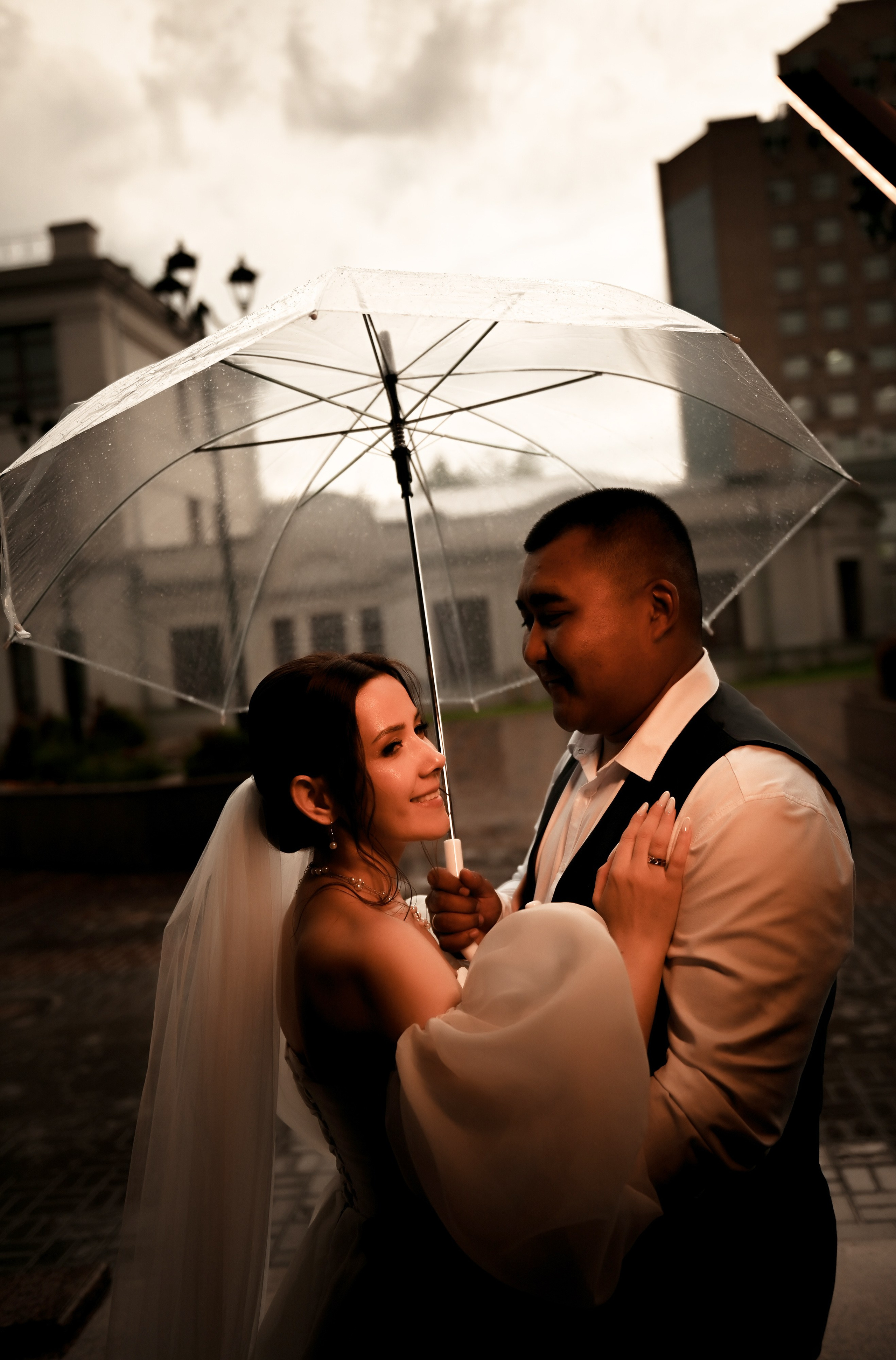 Небольшая свадебная серия в музее и прогулкой под дождем Эльмиры и Ризата. Свадебный, семейный, детский, контент фотограф в Омске Максим Ильин