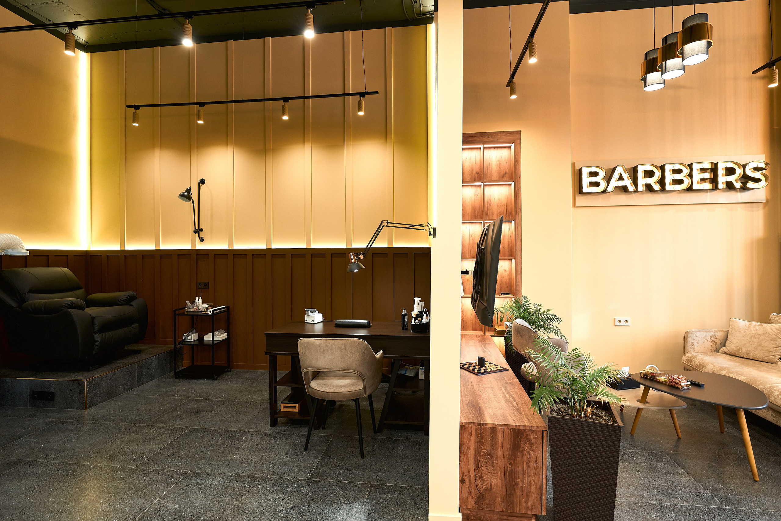 Интерьерное фото мужской парикмахерской 