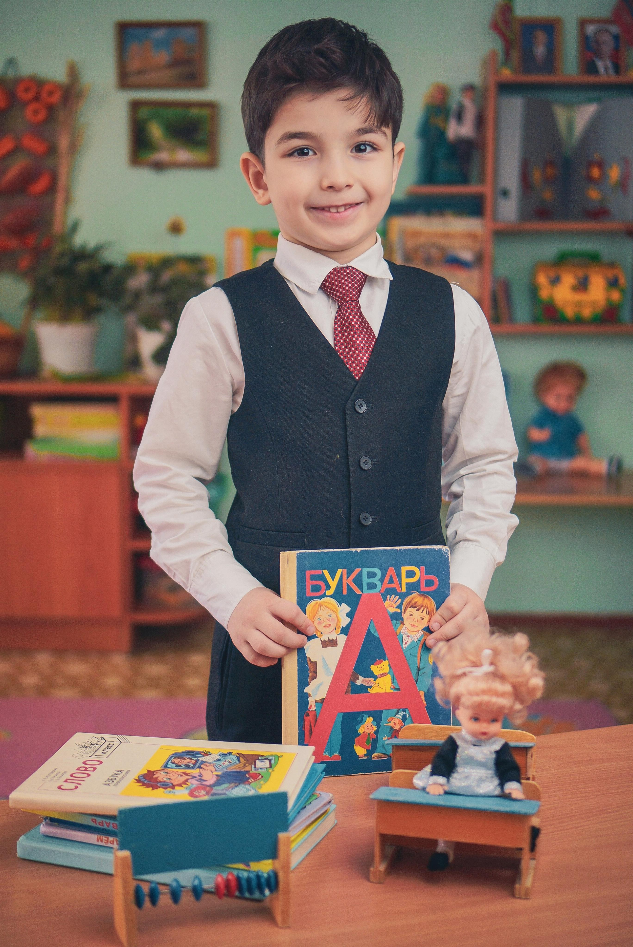 Портрет с букварём. Антон Катушенок — фотокорреспондент города Набережные Челны