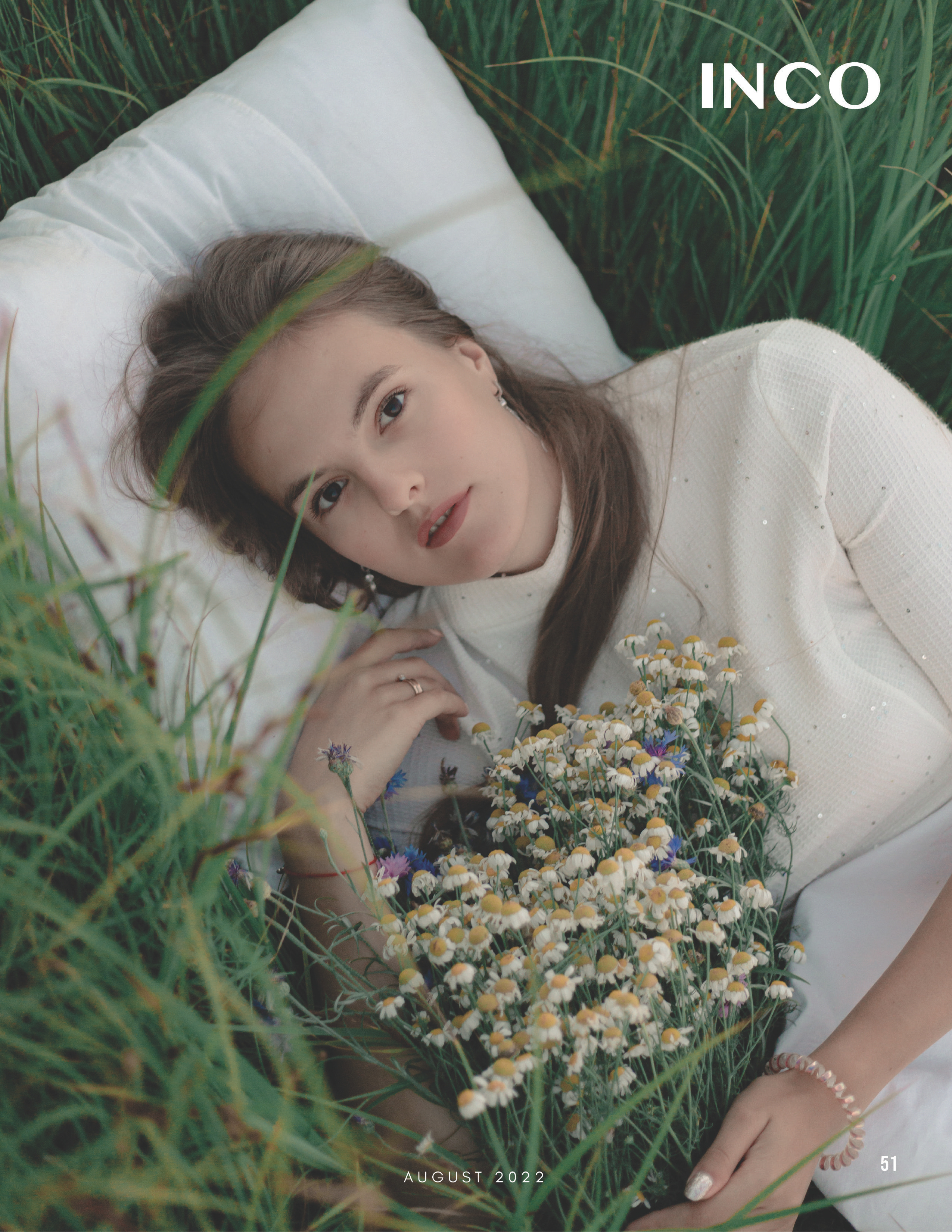 Портрет девушки в поле у Москвы. Лето, цветущий луг и воздушное платье. Съемка в стиле эйр и нежности.