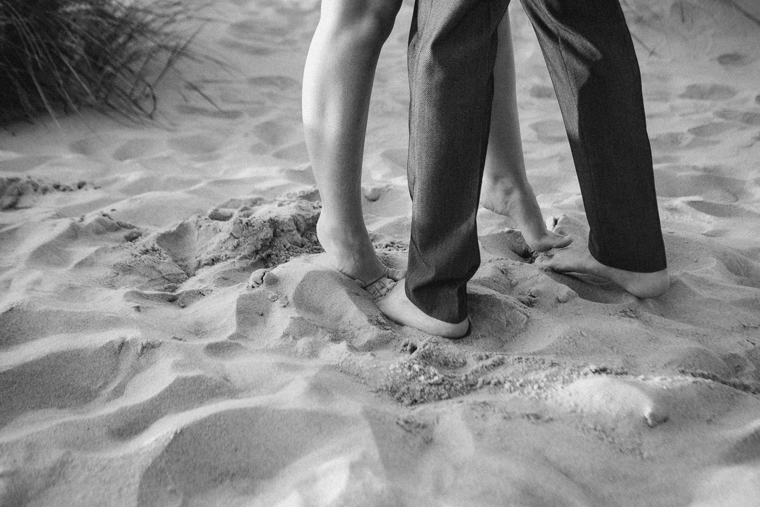 Утренняя love story на безлюдном пляже: пара встречает рассвет у моря, тишина, первые лучи солнца и интимность момента.