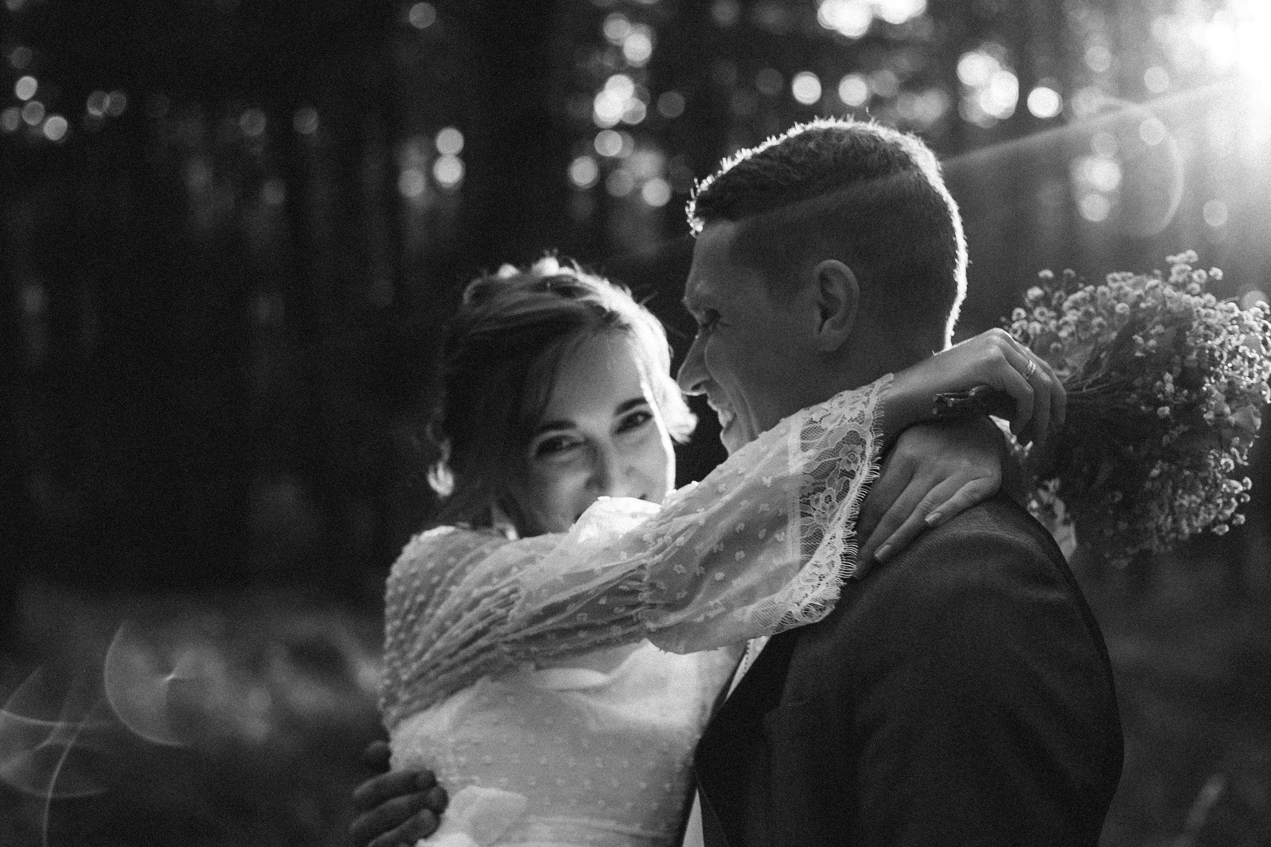 Свадебная love story фотосессия в Москве. Естественные эмоции пары, легкие и романтичные кадры в стиле репортажа.