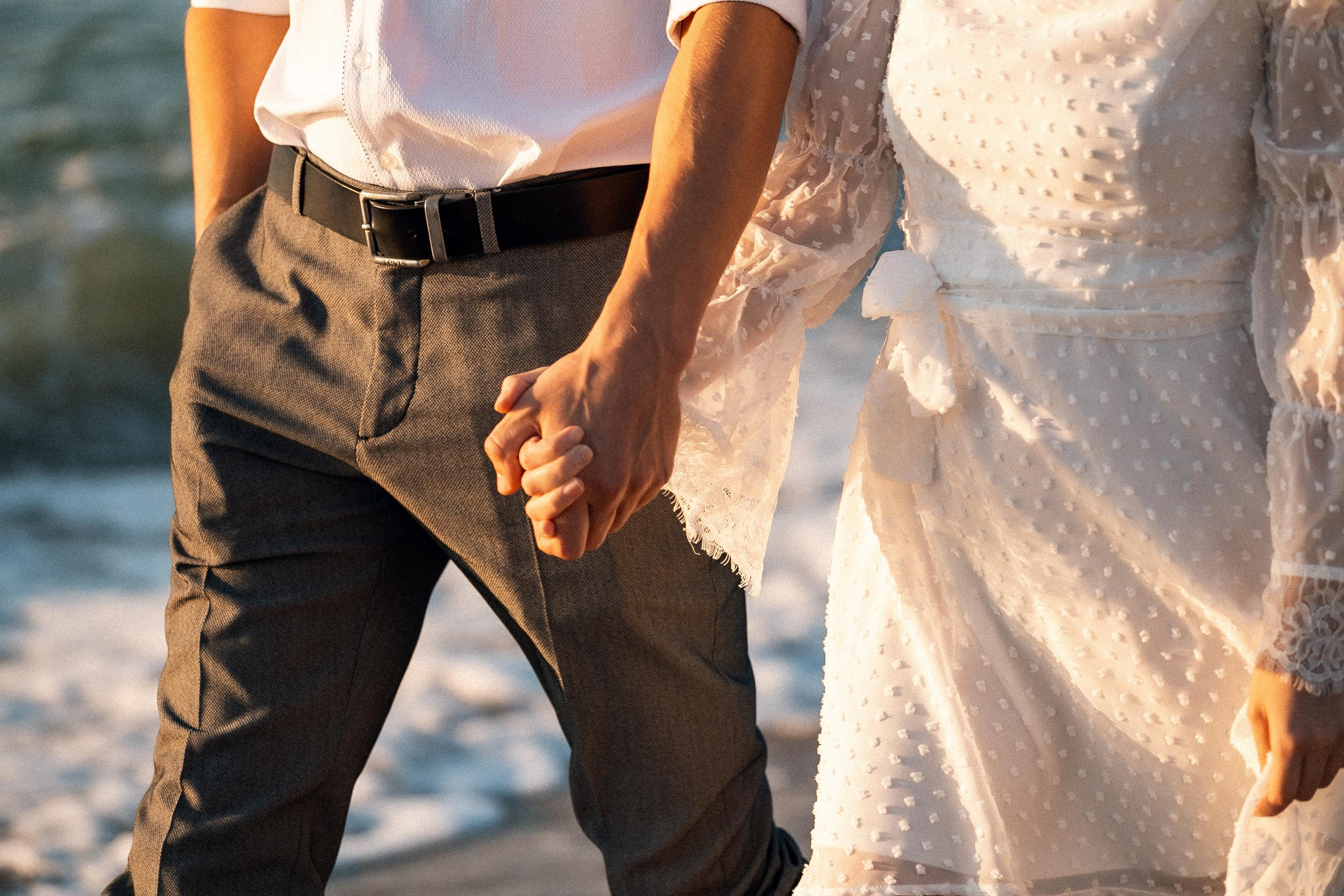 Фото свадебных колец на свадебном альбоме или в интерьере. Москва. Символичное расположение и художественная композиция.